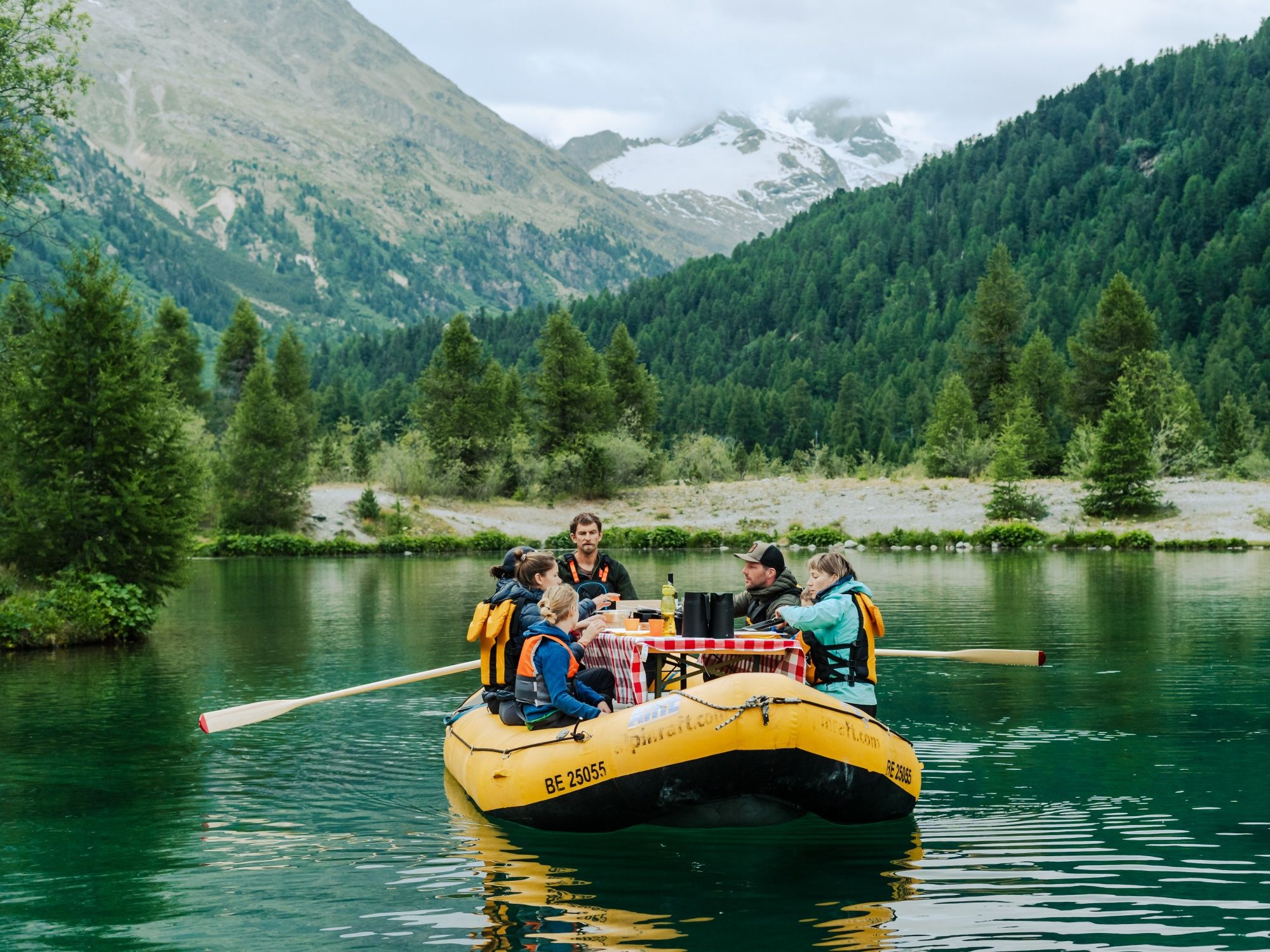 Raclette dinner by the lake in Engadin, ideal for friends and families enjoying nature.