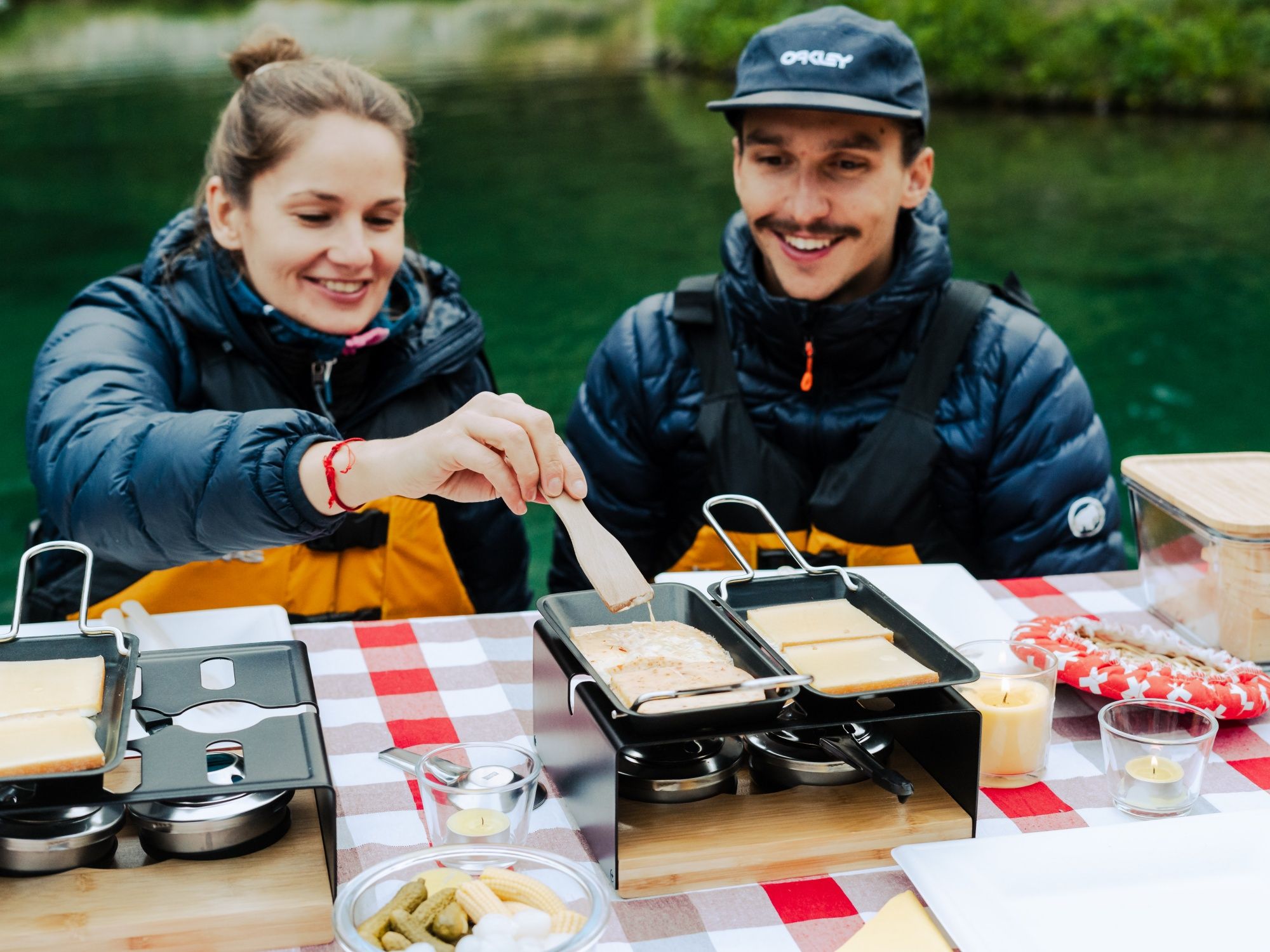 Raclette dinner by the lake in the Engadin with fresh ingredients and a cozy atmosphere.