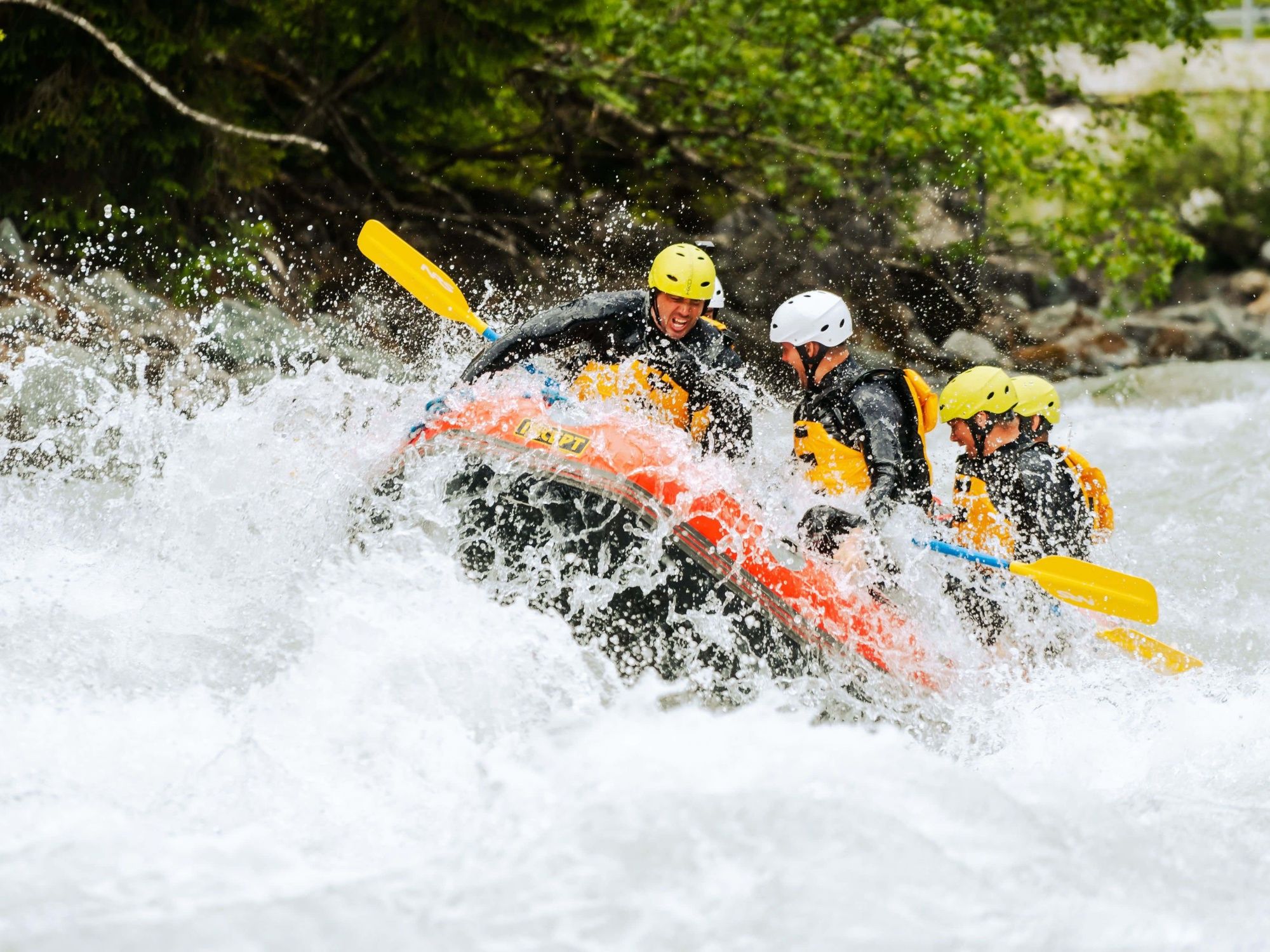Rafting i floden Grupperevent: Oplev eventyr med venner i naturen med vildsvømme-rafting.