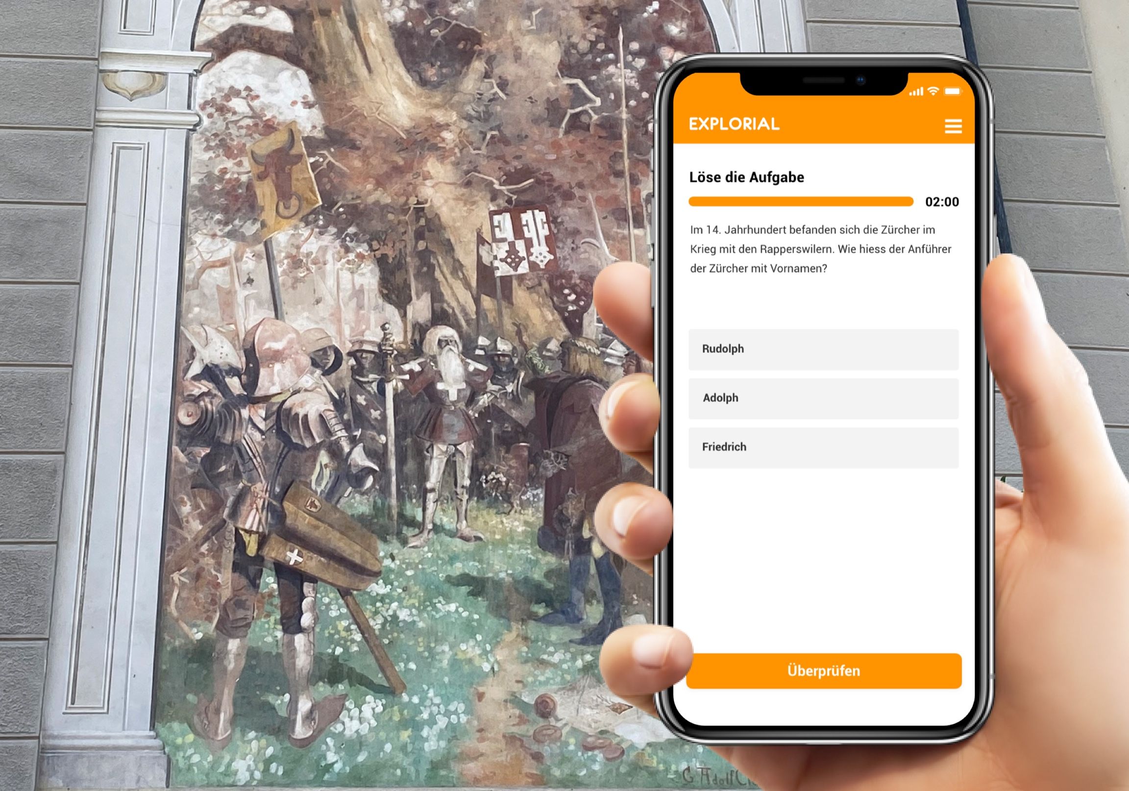 Schnitzeljagd: Smartphone zeigt antikes Bild mit historischen Figuren in einem parkähnlichen Umfeld.