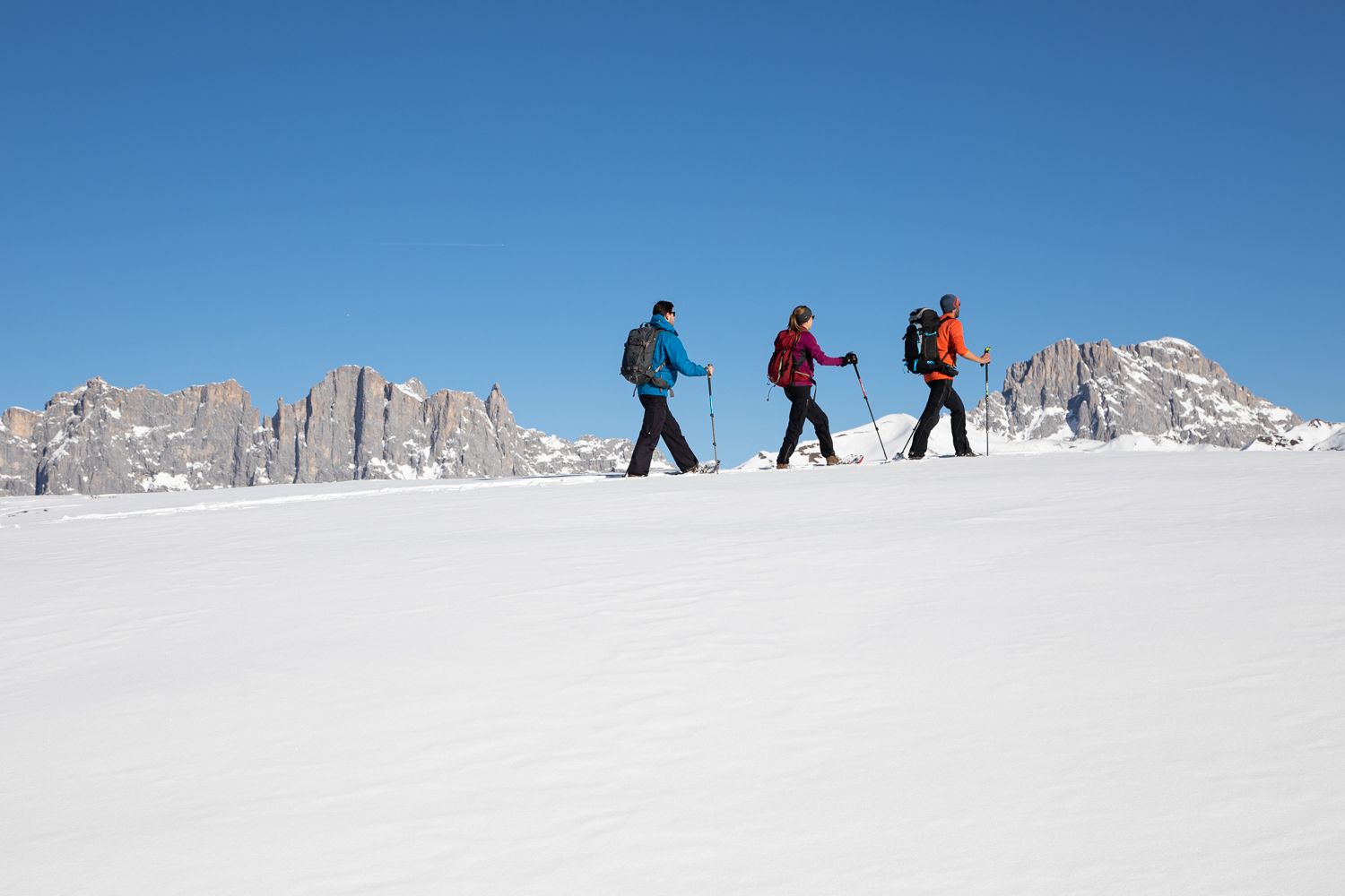 Camminare con le ciaspole a St. Antönien nel 2023 su terreno innevato.