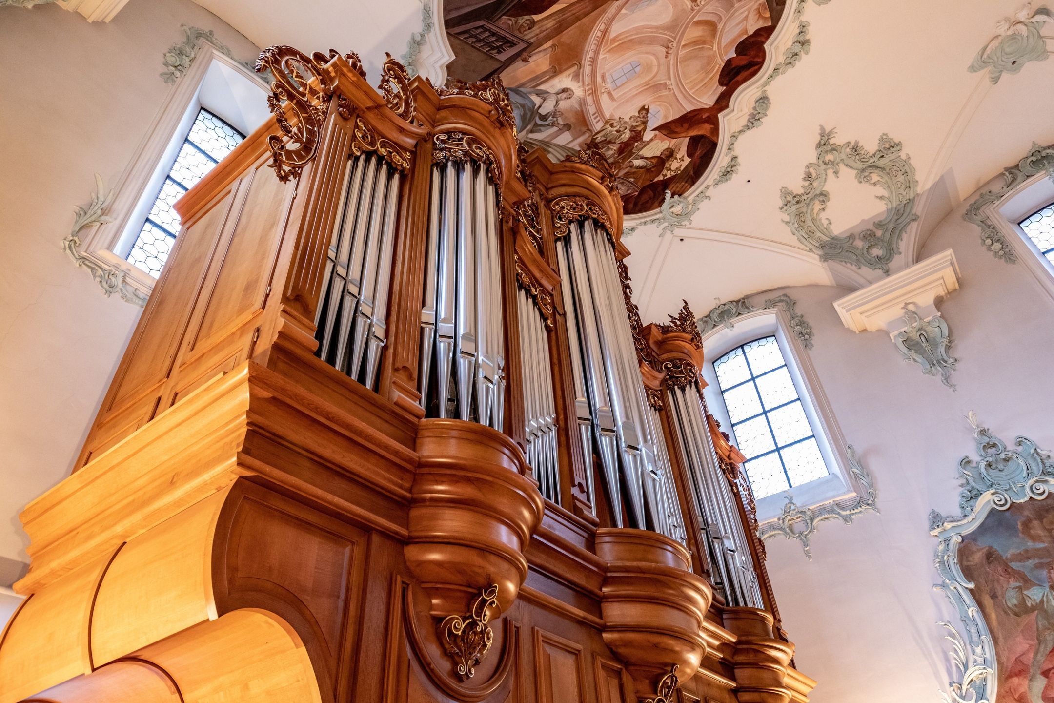 Orgue de Rheinfelden avec boîtier en bois et tuyaux