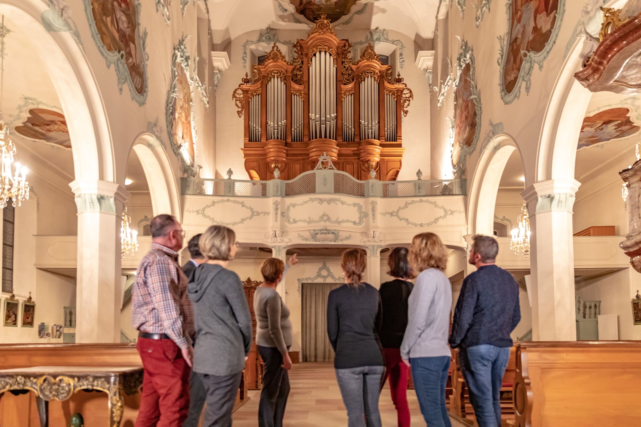 Kerk St. Martin in Rheinfelden, stadswandeling bezoekers, interieur, orgel
