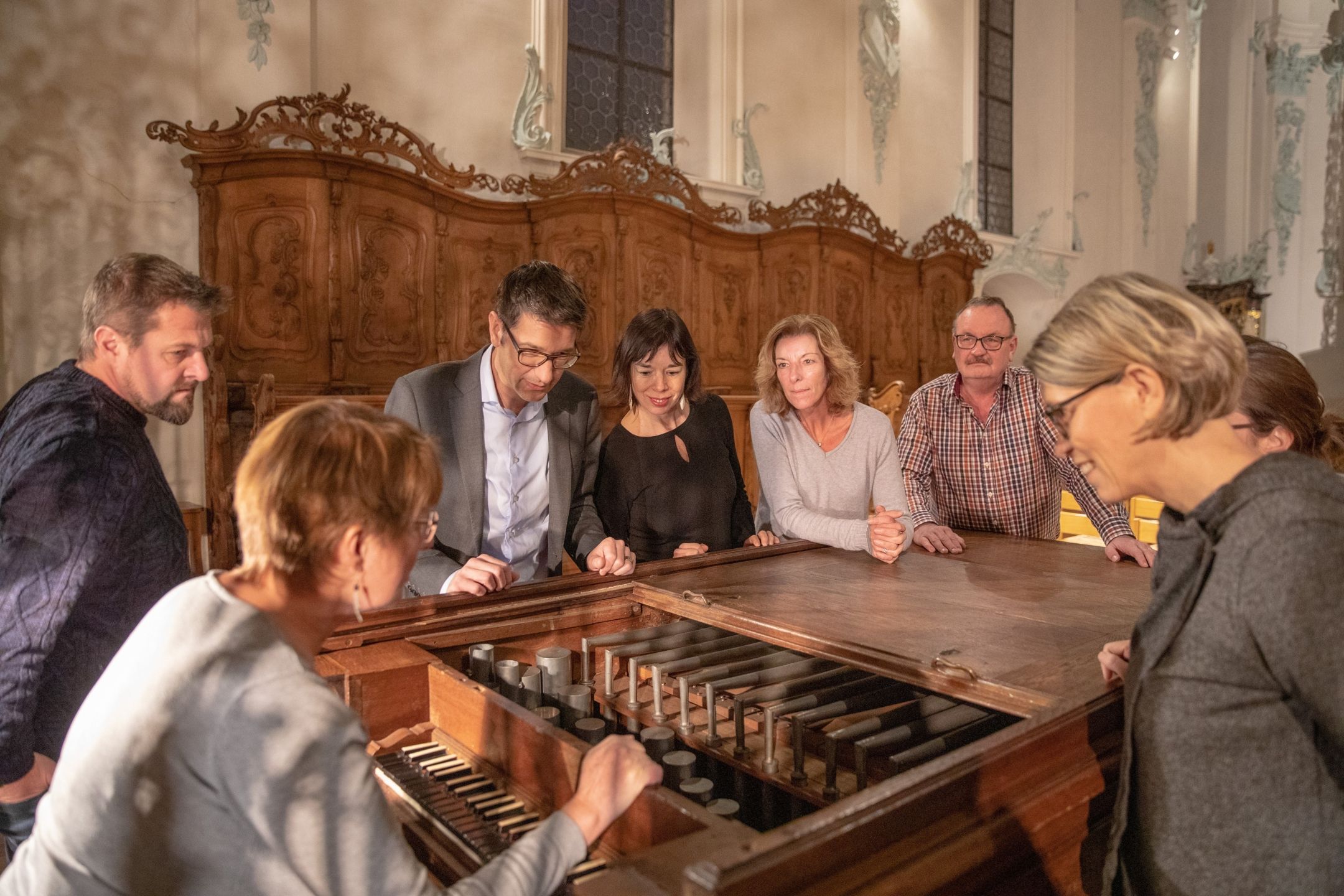Visite de l'orgue à Rheinfelden avec les participants à l'instrument.