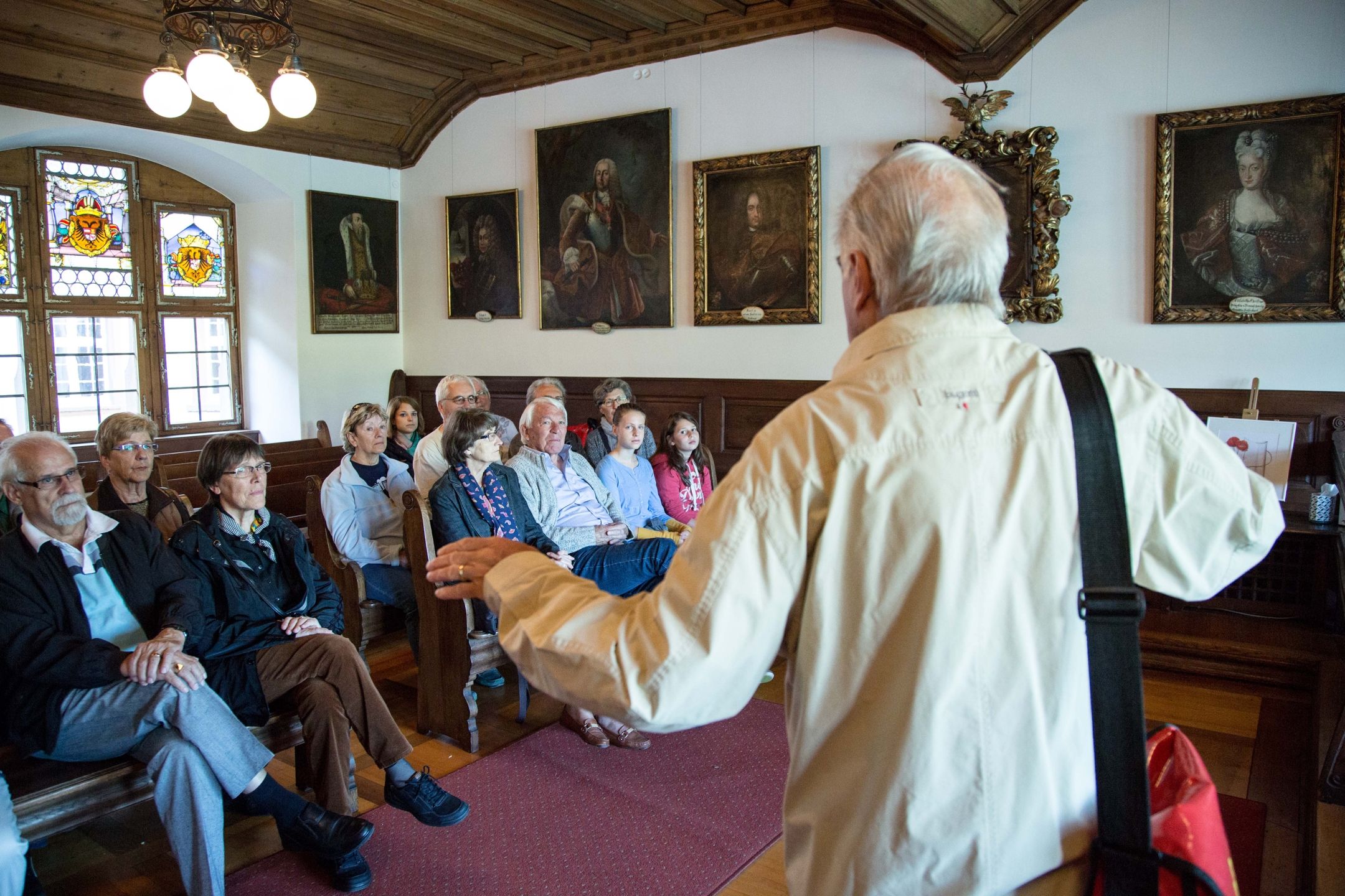 Sala del Ayuntamiento de Rheinfelden con guía para grupos, pinturas históricas, ponente