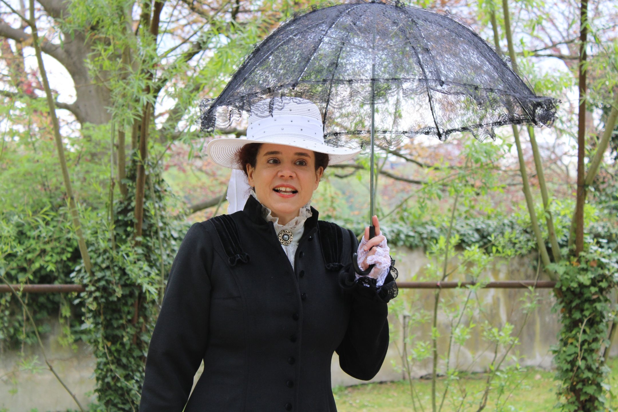 Frau mit Regenschirm im Stadtpark Rheinfelden 2023