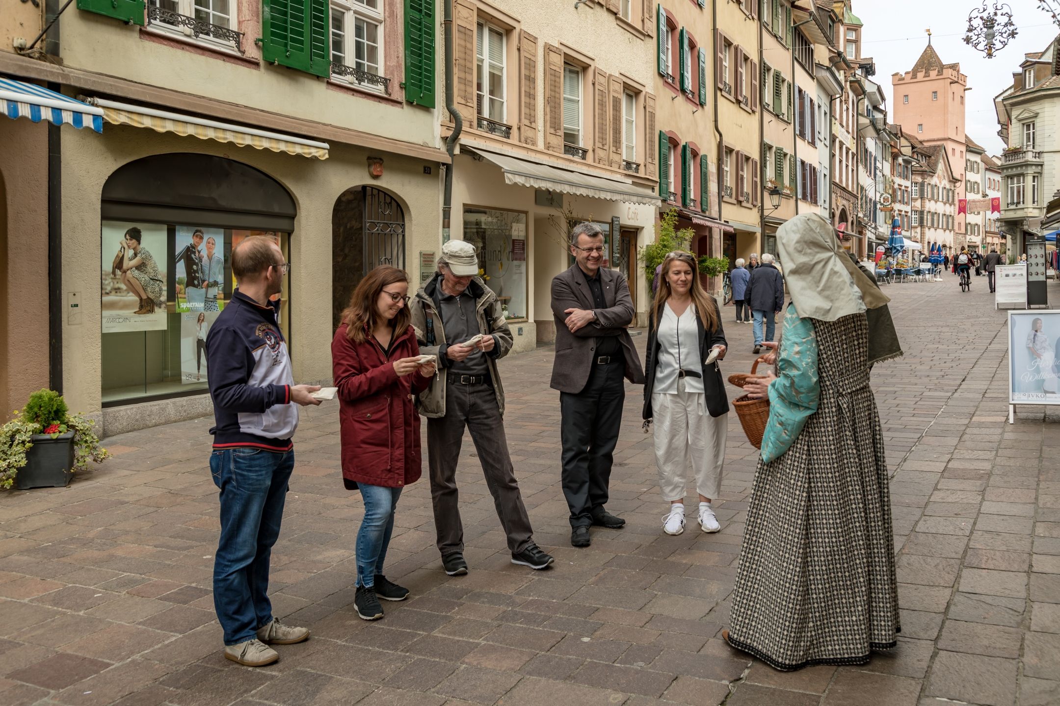 Kvinnohistorier stadsvandring i Rheinfelden, deltagare lyssnar på information.