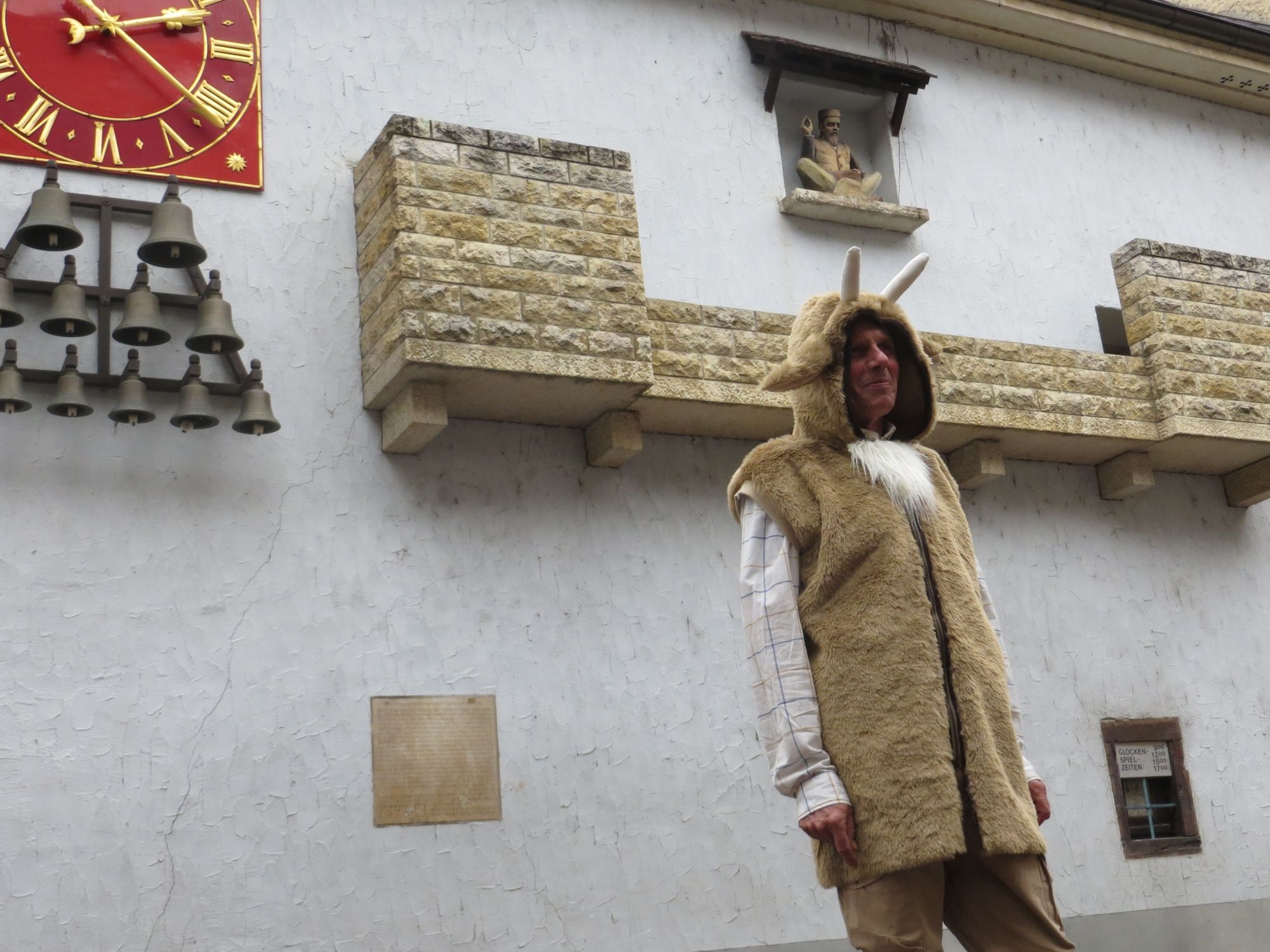 Geiss-Glockenspiel Rheinfelden mit Stadtführer in Kostüm