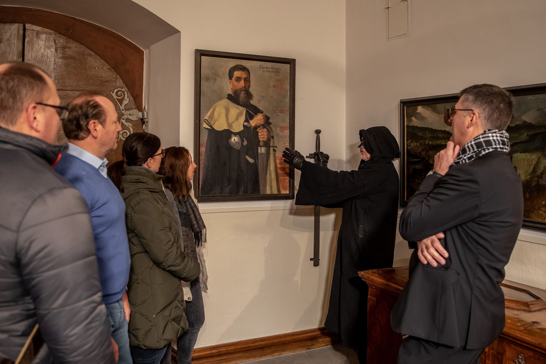 रिहीनब्लेंड में शहर यात्रा के दौरान हेंकर ऐतिहासिक कला कृति दिखाते हुए