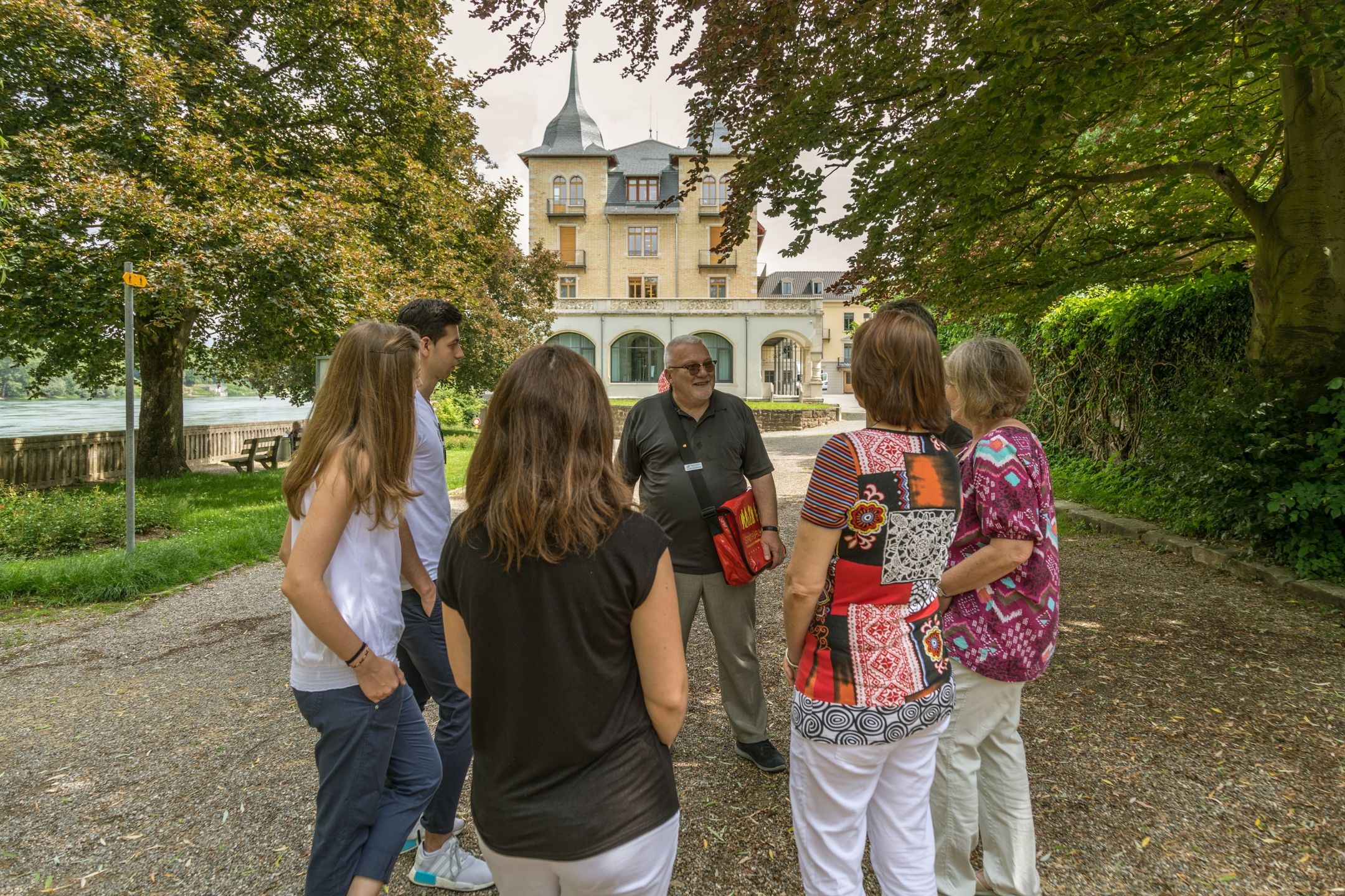 Rheinfelden kurbadge Guided tur med gruppe foran et historisk byggverk