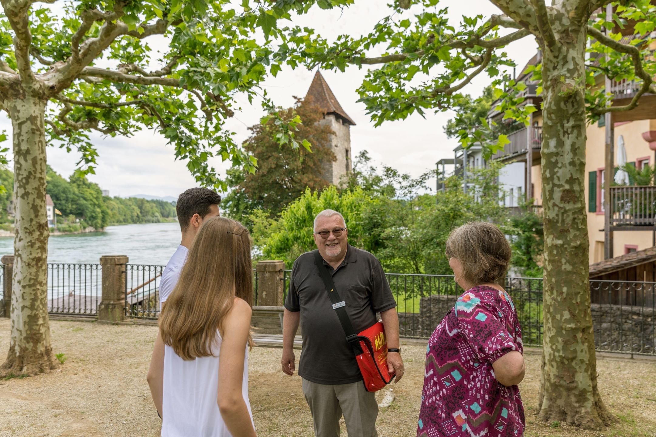 Rheinfelden bytur med personer i parken ved elven