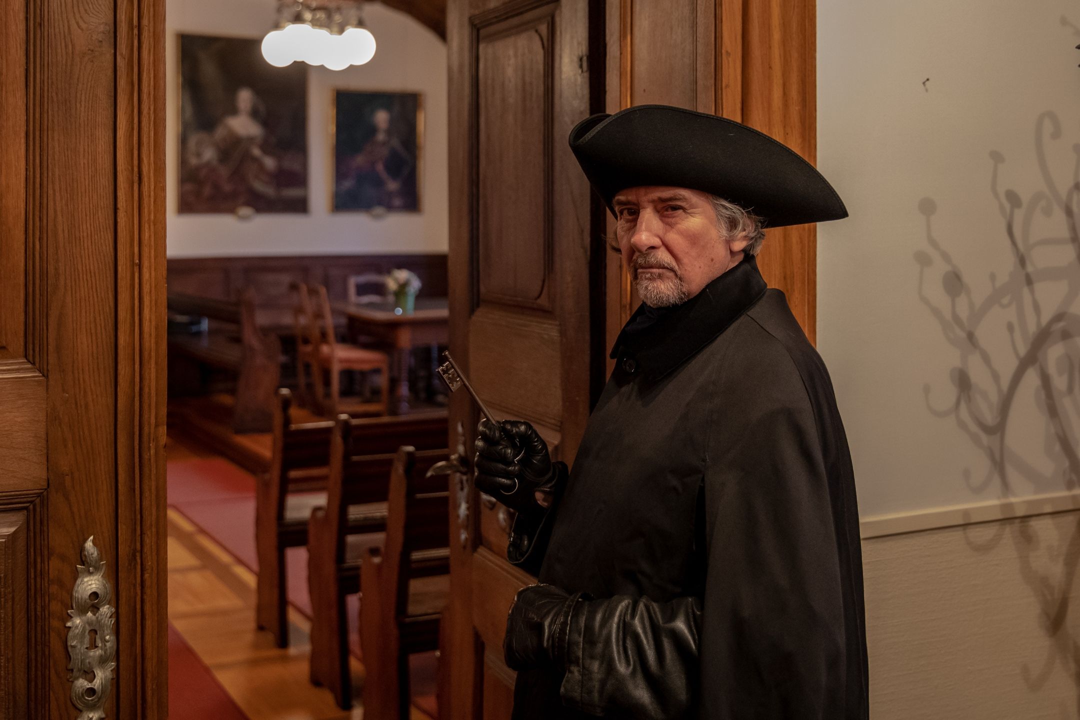 ラインフェルデン市役所のナハトヴァッハターは、優雅に装い、周囲は明るく照らされています。