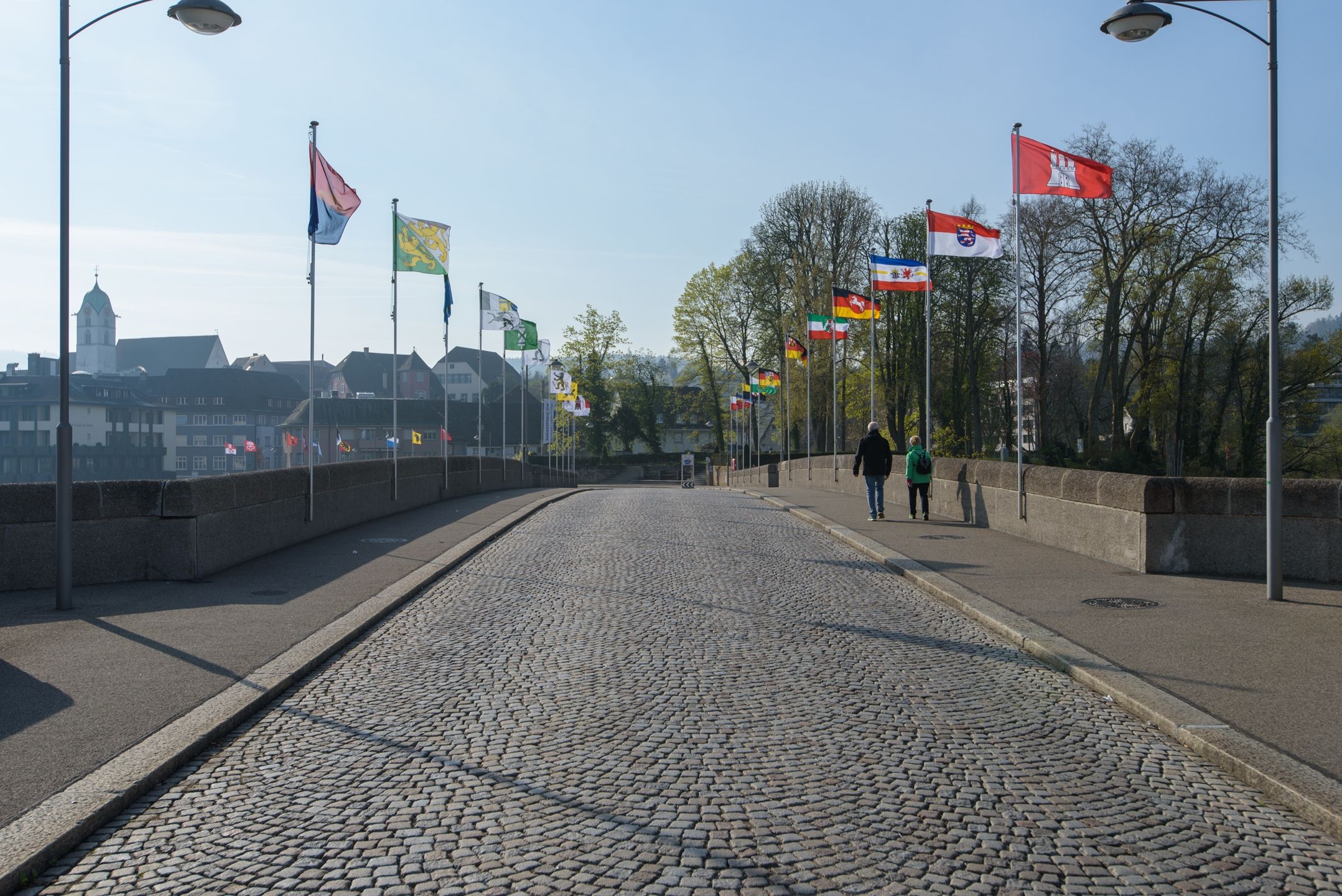 Rheinbrücke Rheinfelden mit Flaggen und Kopfsteinpflaster