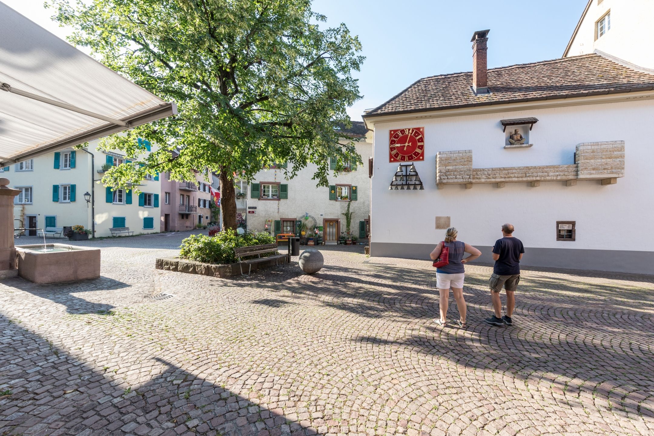 Visita guiada a Rheinfelden, los visitantes están en la plaza con reloj, vista de edificios históricos.