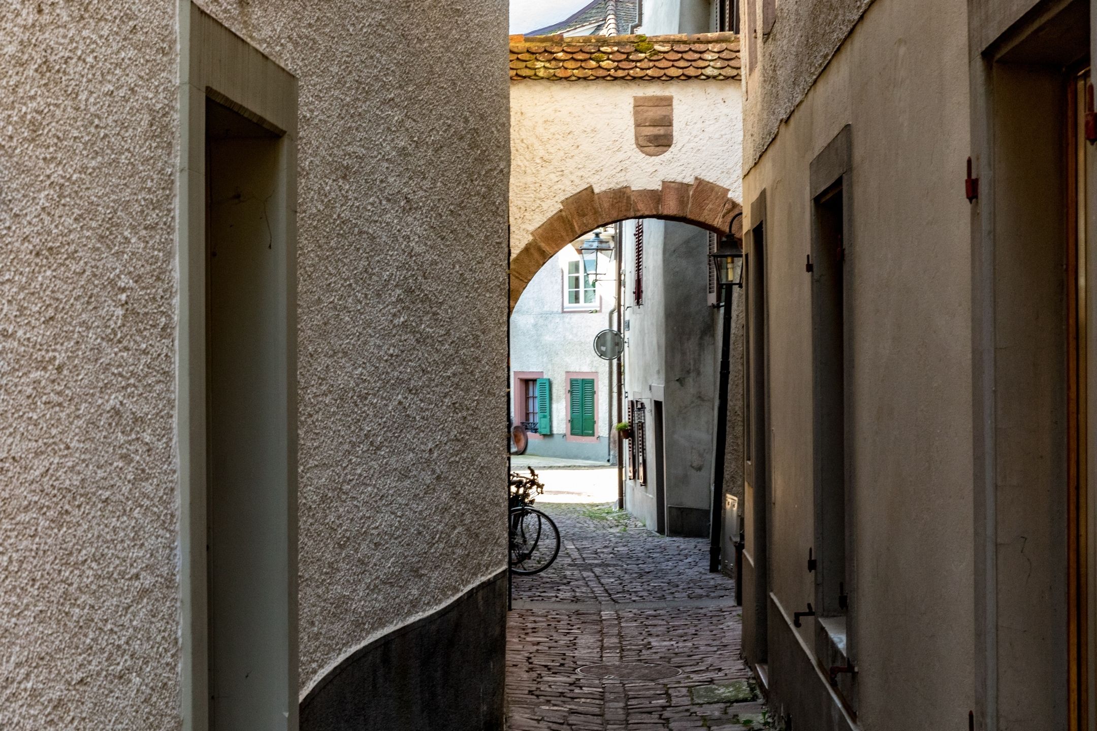 Rheinfelden Aargau, schmale Gasse mit historischem Flair und Fahrrad