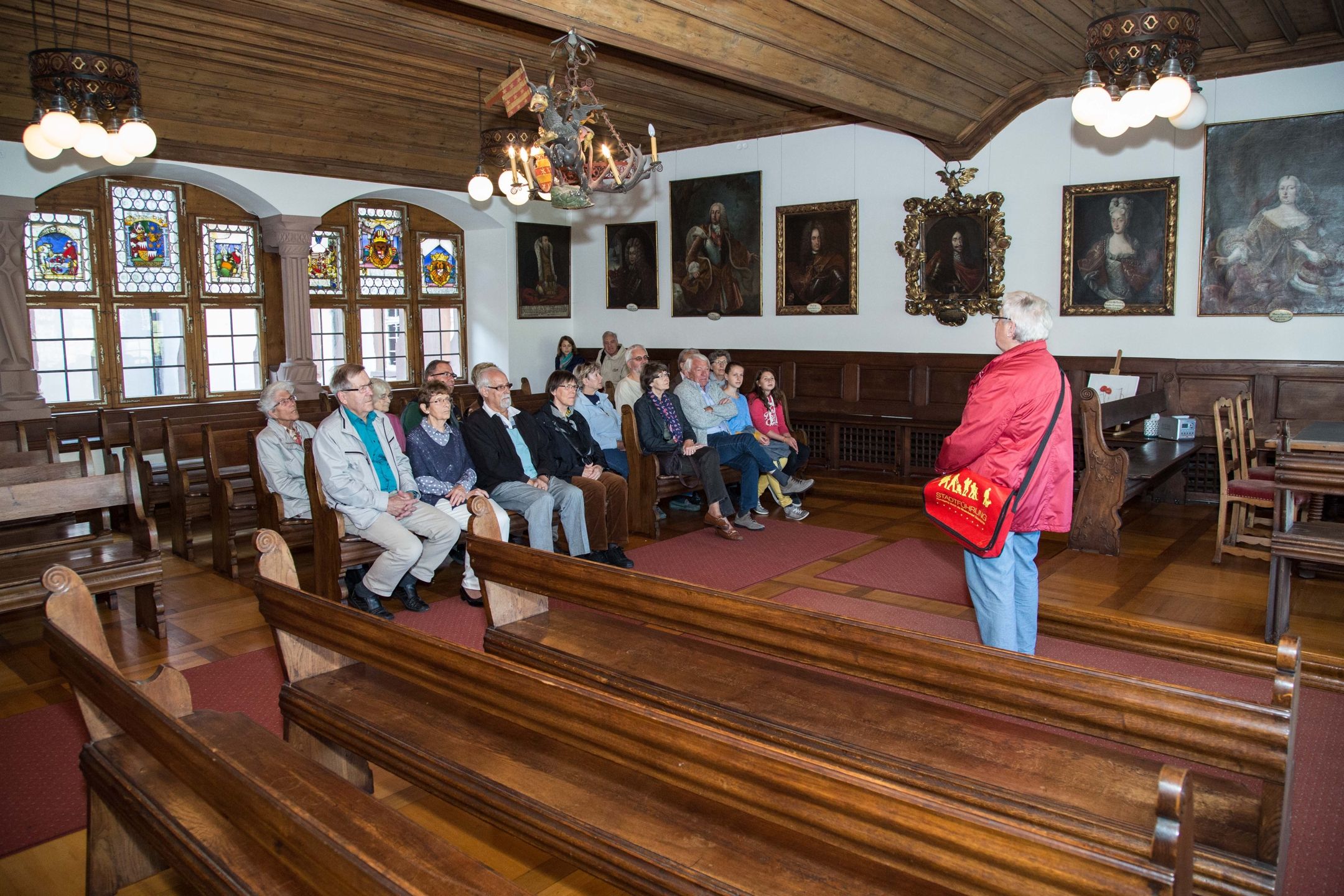 Sala del Ayuntamiento de Rheinfelden con visitantes en la visita guiada