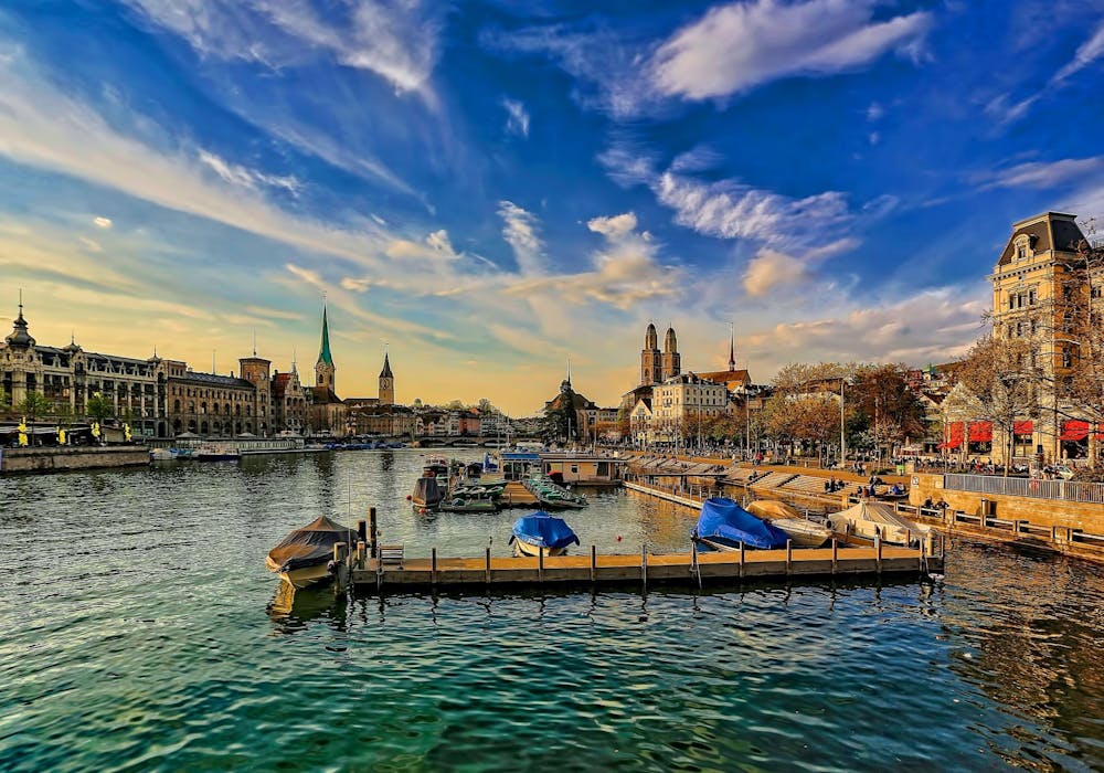 Grossmünster: Pemandangan landmark kota Zürich di tepi air yang indah dan tempat acara untuk bersantai.