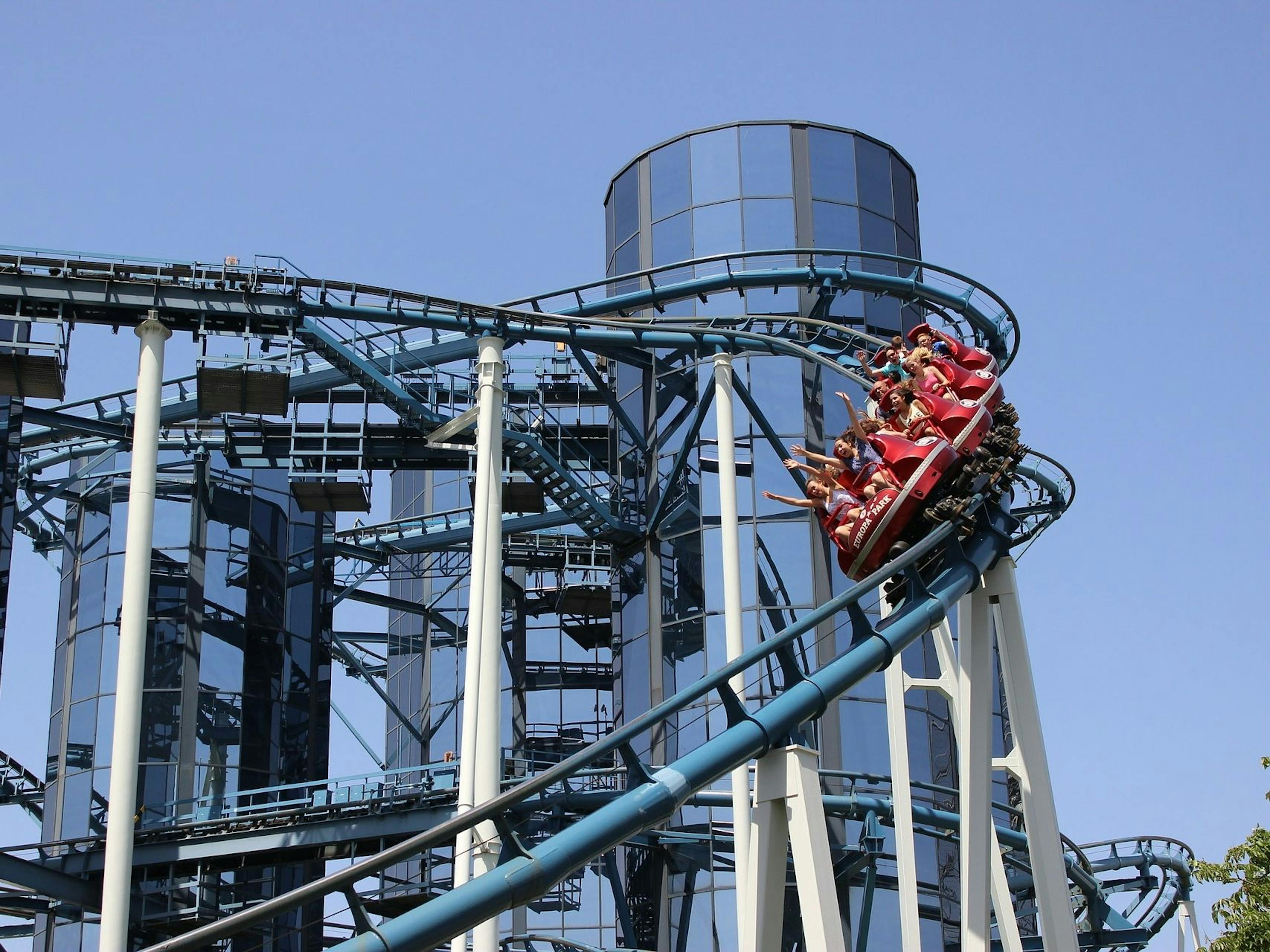Montanha-russa no parque de diversões com passageiros