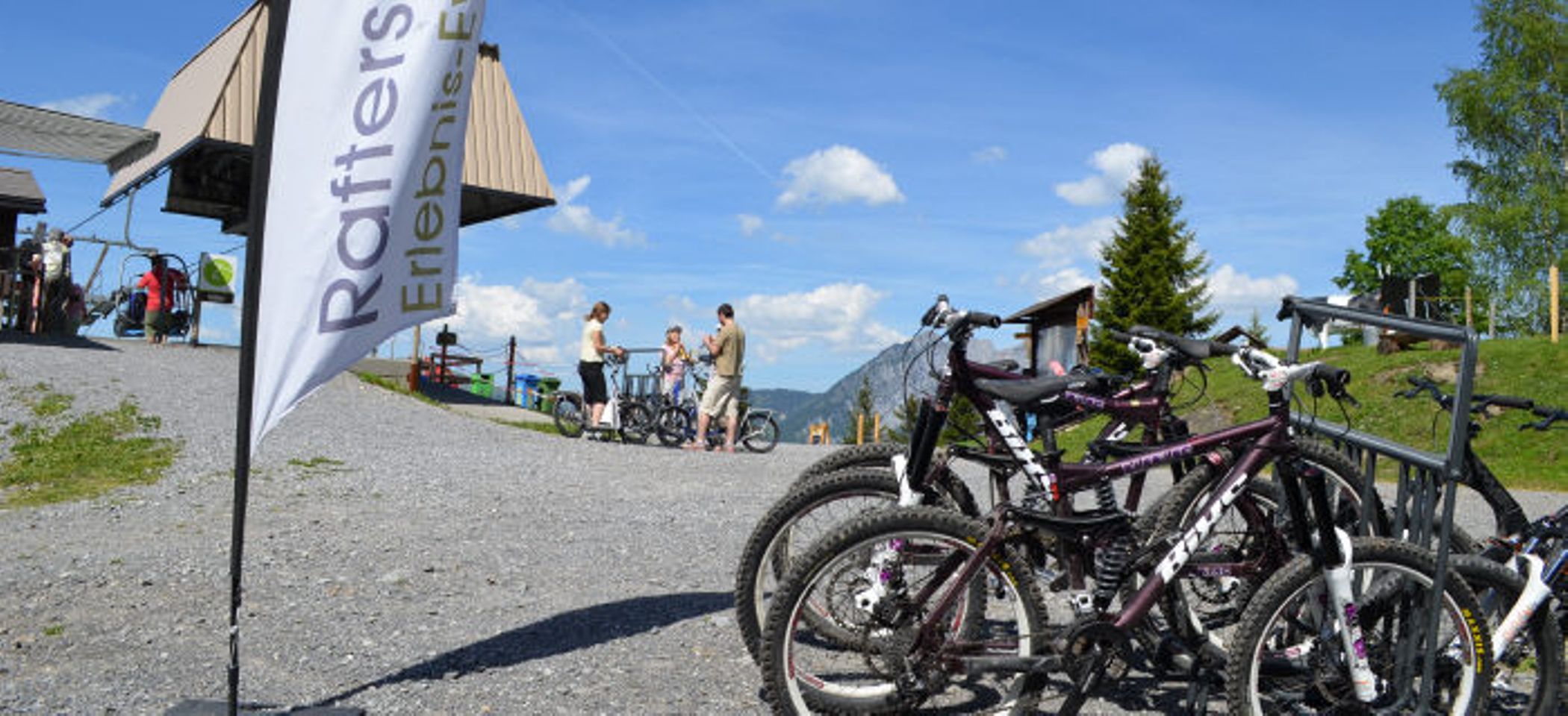 Kickerplezier tijdens het Gruempeltournier in Zwitserland 2023 met deelnemers en fietsen.