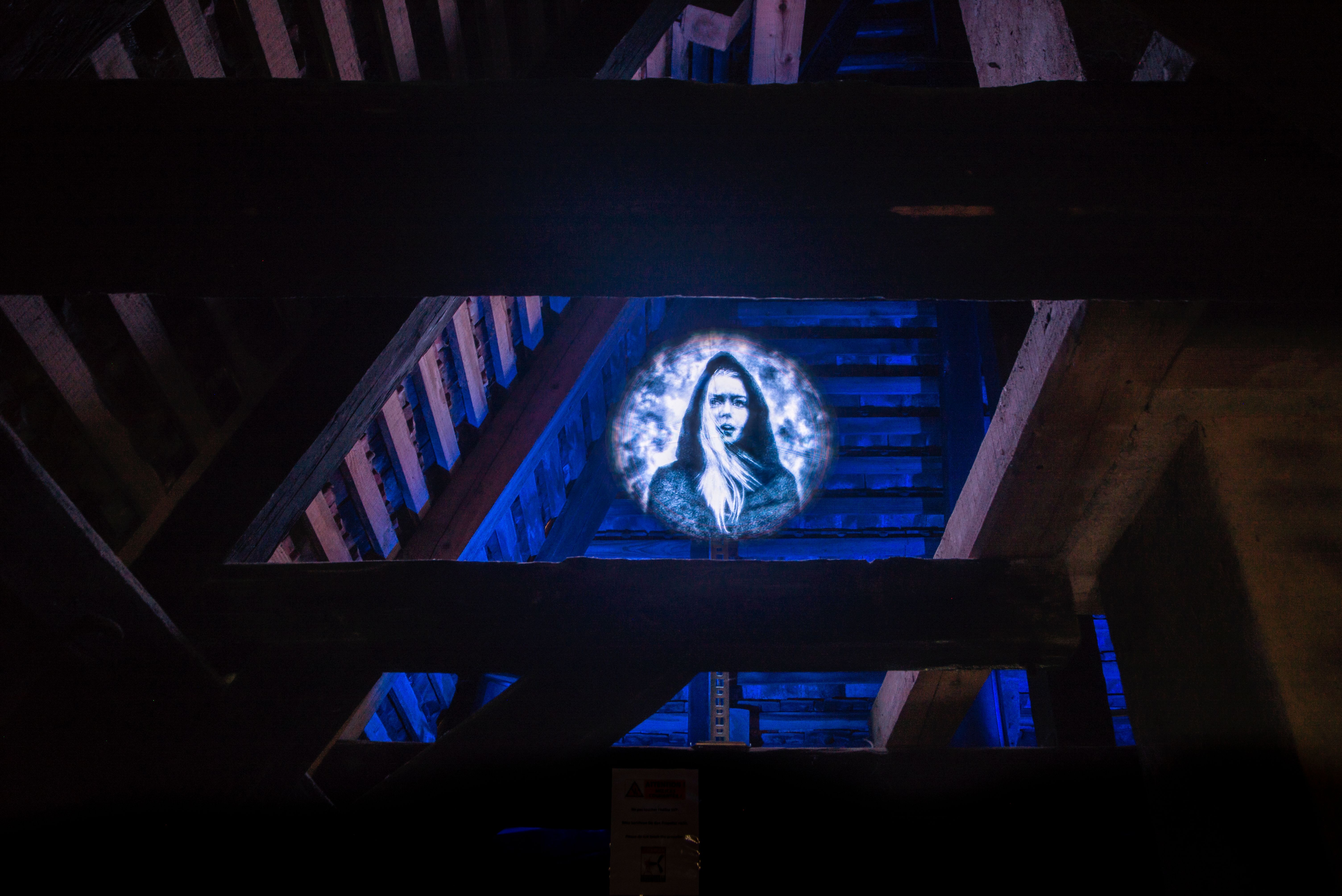 Circuit Secret de Saint-Ursanne : un lieu d'expérience au charme historique et avec des installations lumineuses fascinantes.