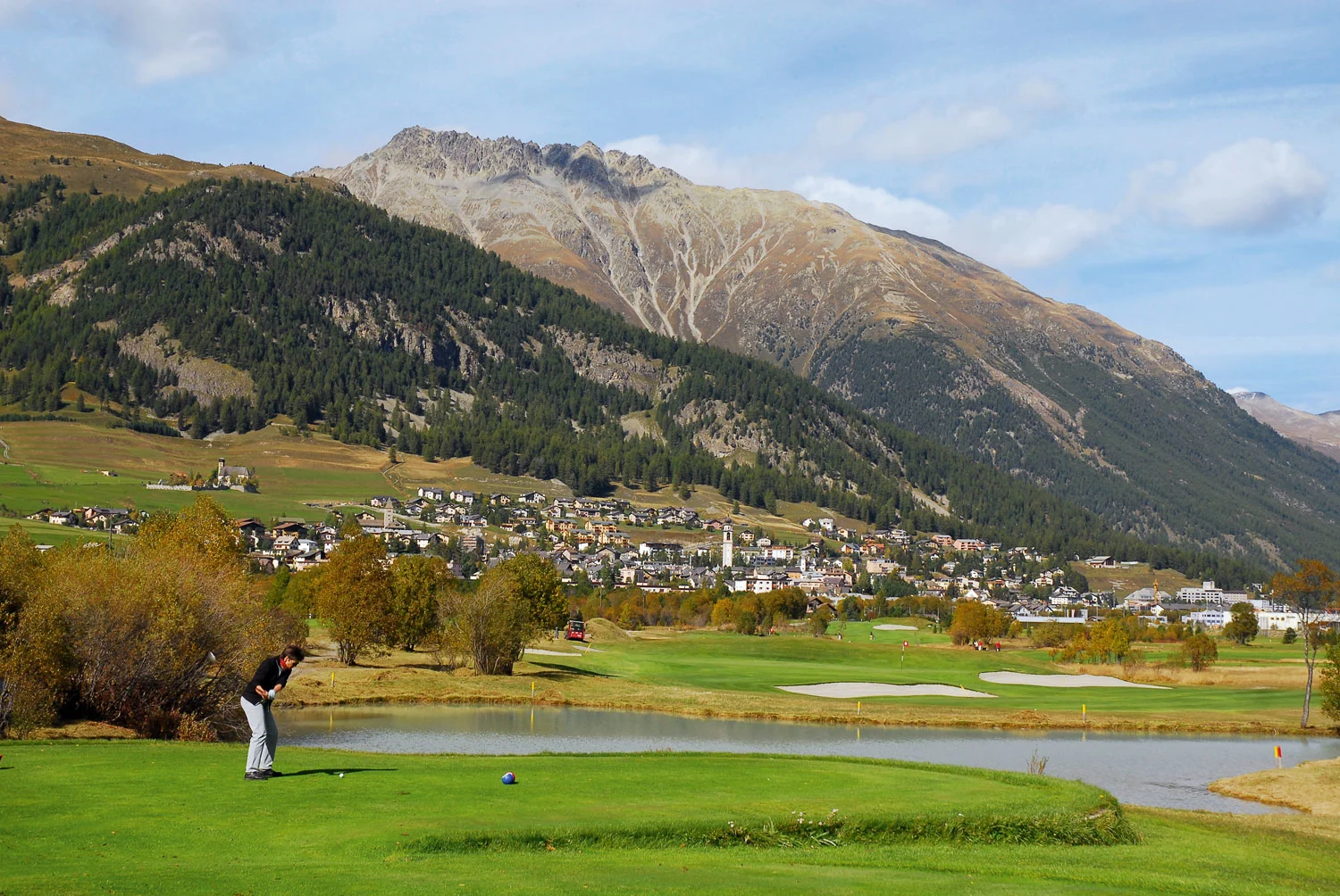 Samedan mit Golfplatz und Bergen im Hintergrund, Natur und Spiel auf dem Golfplatz.