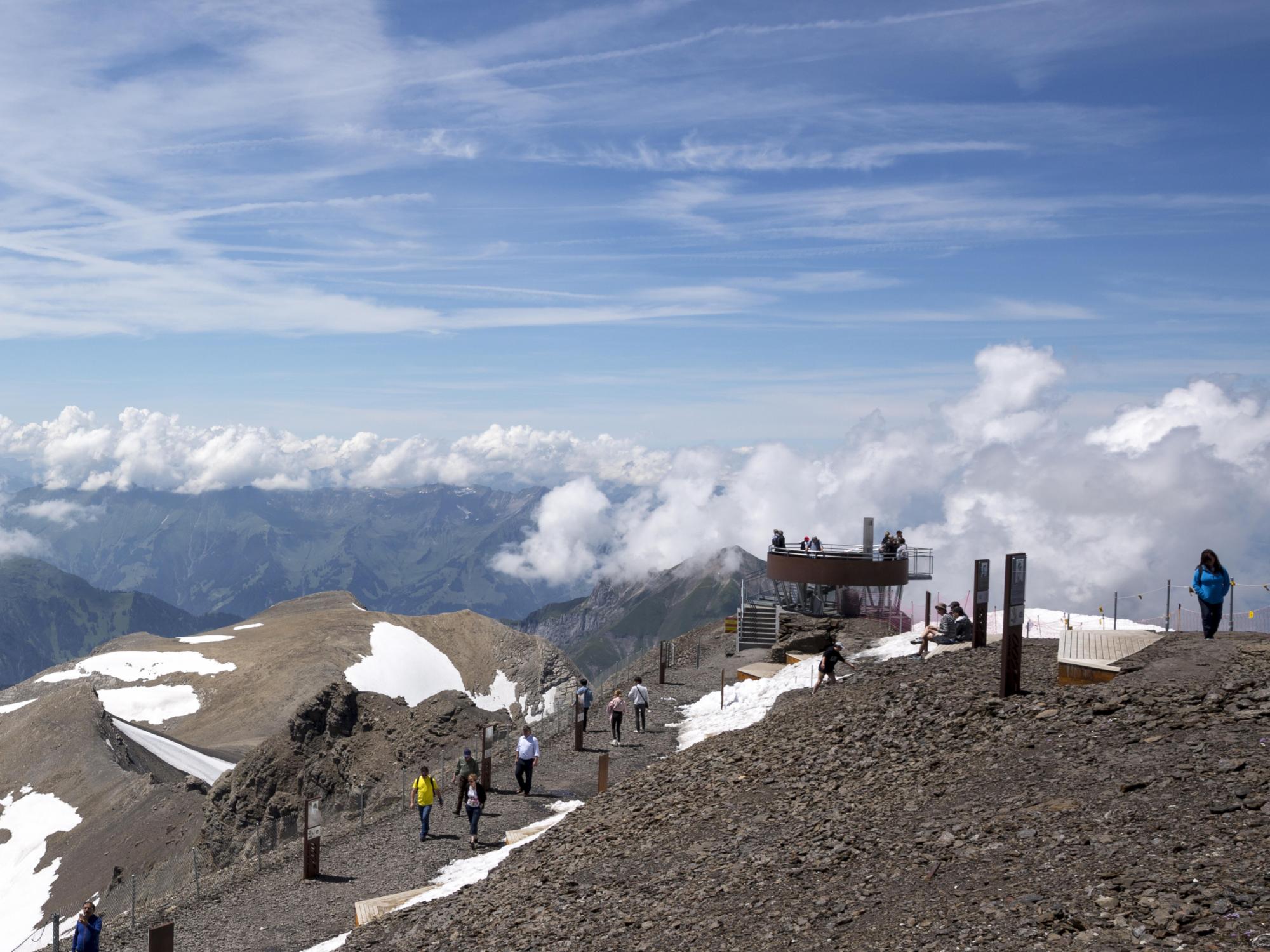 Schilthorn met wandelaars en uitkijkplatform, berglandschap in de zomer