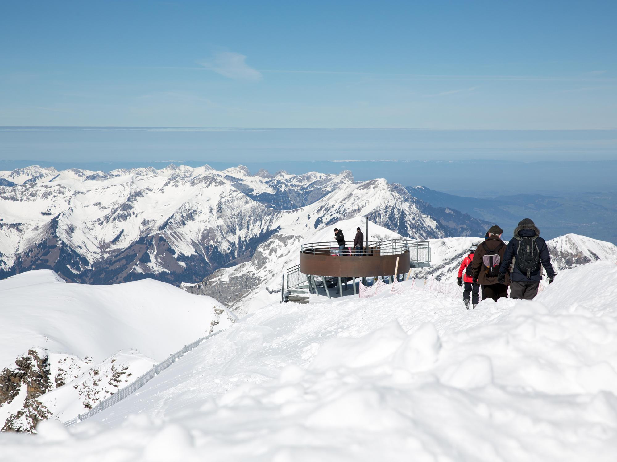 Schilthorn: Sneeuw en wandelaars op met sneeuw bedekte bergen in het koude seizoen.