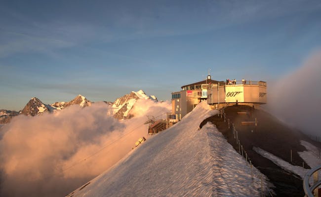 Schilthorn Piz Gloria com vista para os Alpes e nuvens