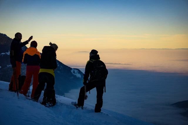 Snowshoe hiking at Kerenzerberg with a view of the sea of clouds