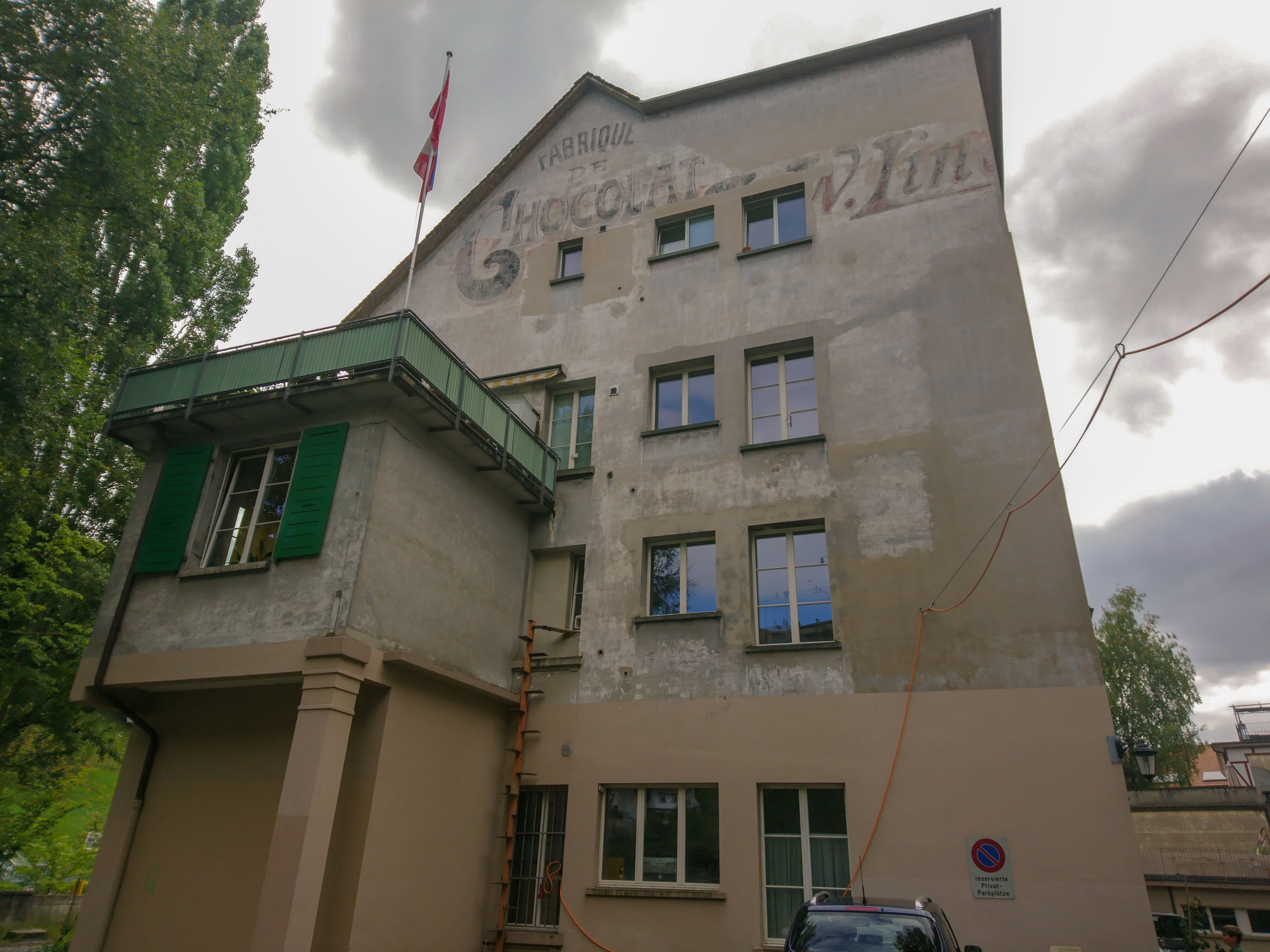 Rumah Coklat: Bangunan bersejarah dengan kilang coklat dan kedai roti di tengah bandar.