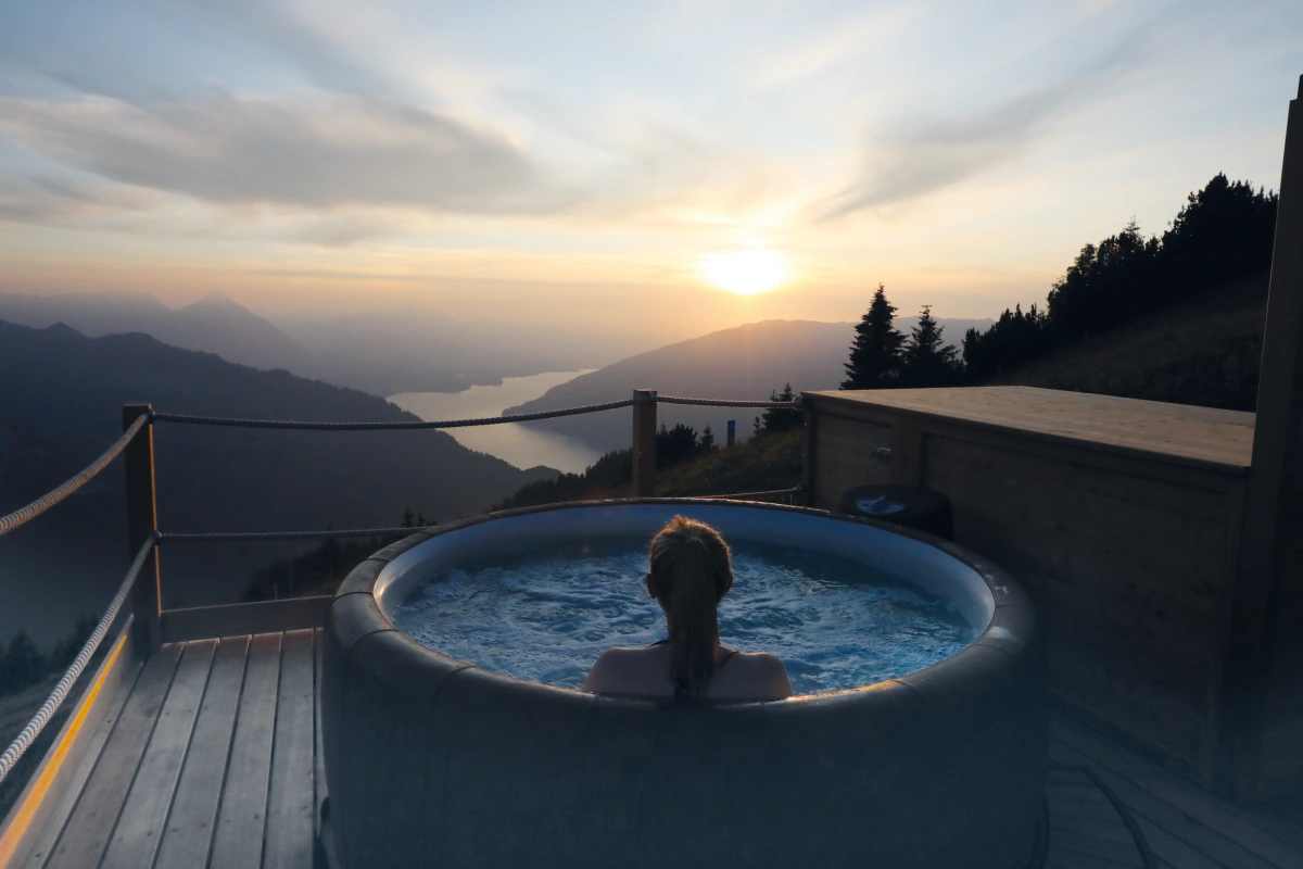 Schynige Platte: Relax in the hot tub with a view of the mountains and the lake at sunset.