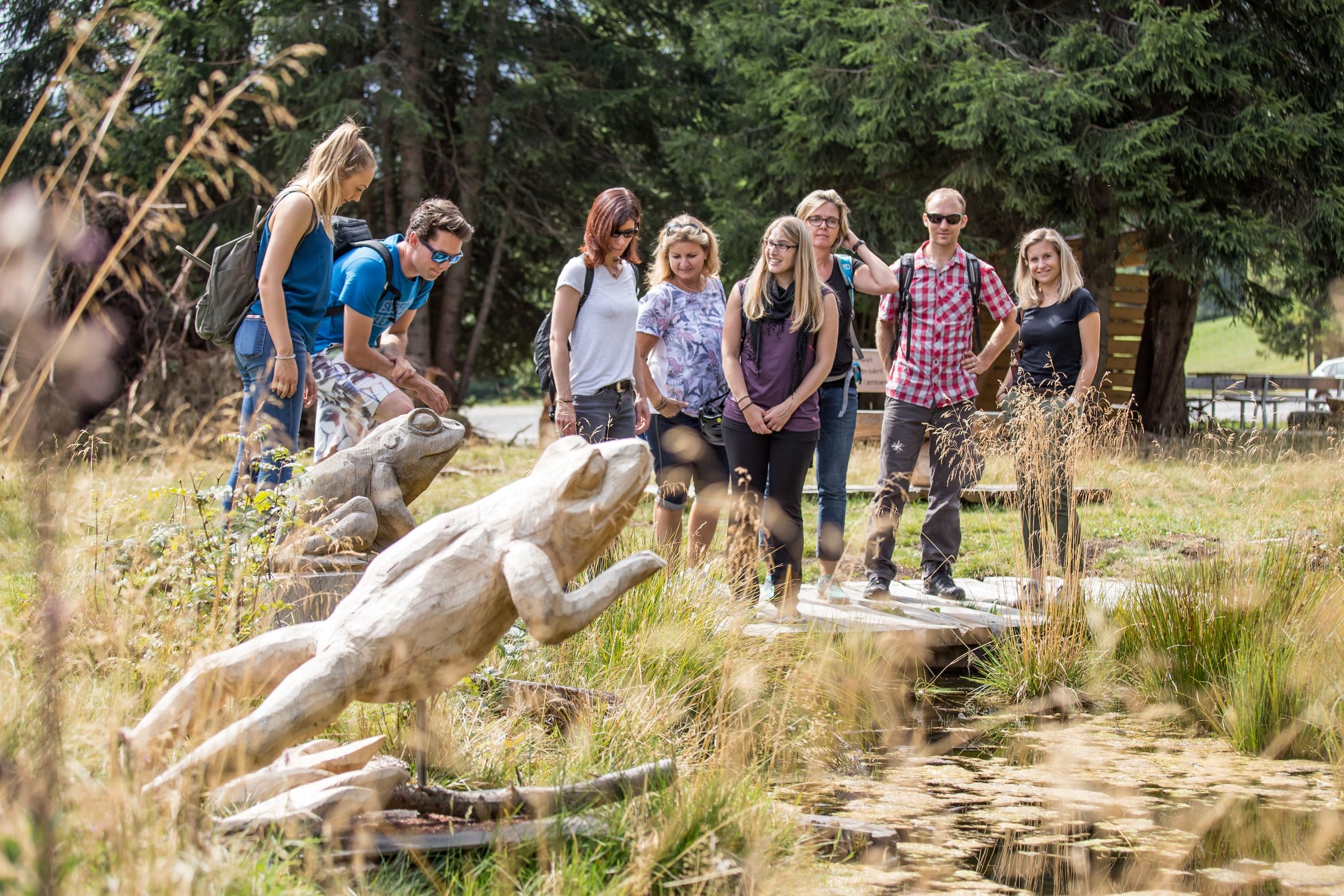 Οι συμμετέχοντες στο μονοπάτι της λιμνης ανακαλύπτουν ξύλινες γλυπτές και τη φύση