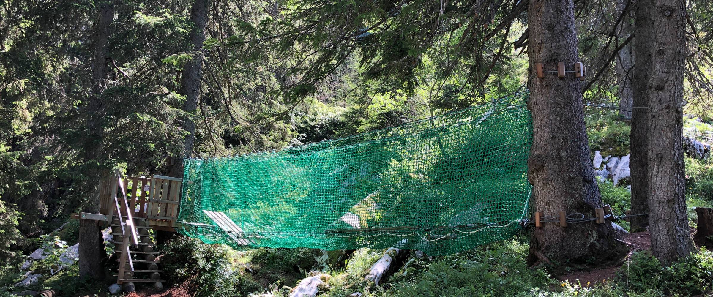 Конструкции из канатов в природе: идеально для приключений, групп и детей в горах.