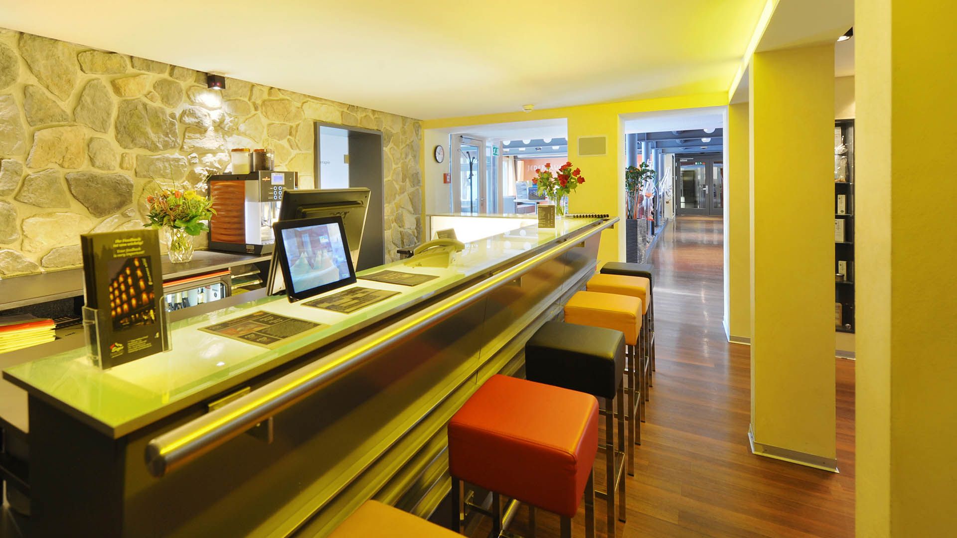 健身艾根：现代健康中心，拥有明亮、舒适的空间和放松的氛围。