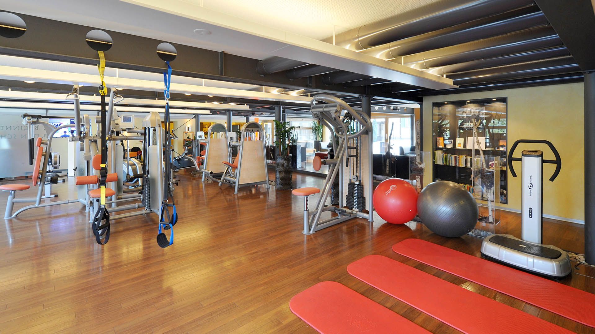 健身 Eiger：现代健身房，配备训练器材和练习区域，适合运动员和健身爱好者。