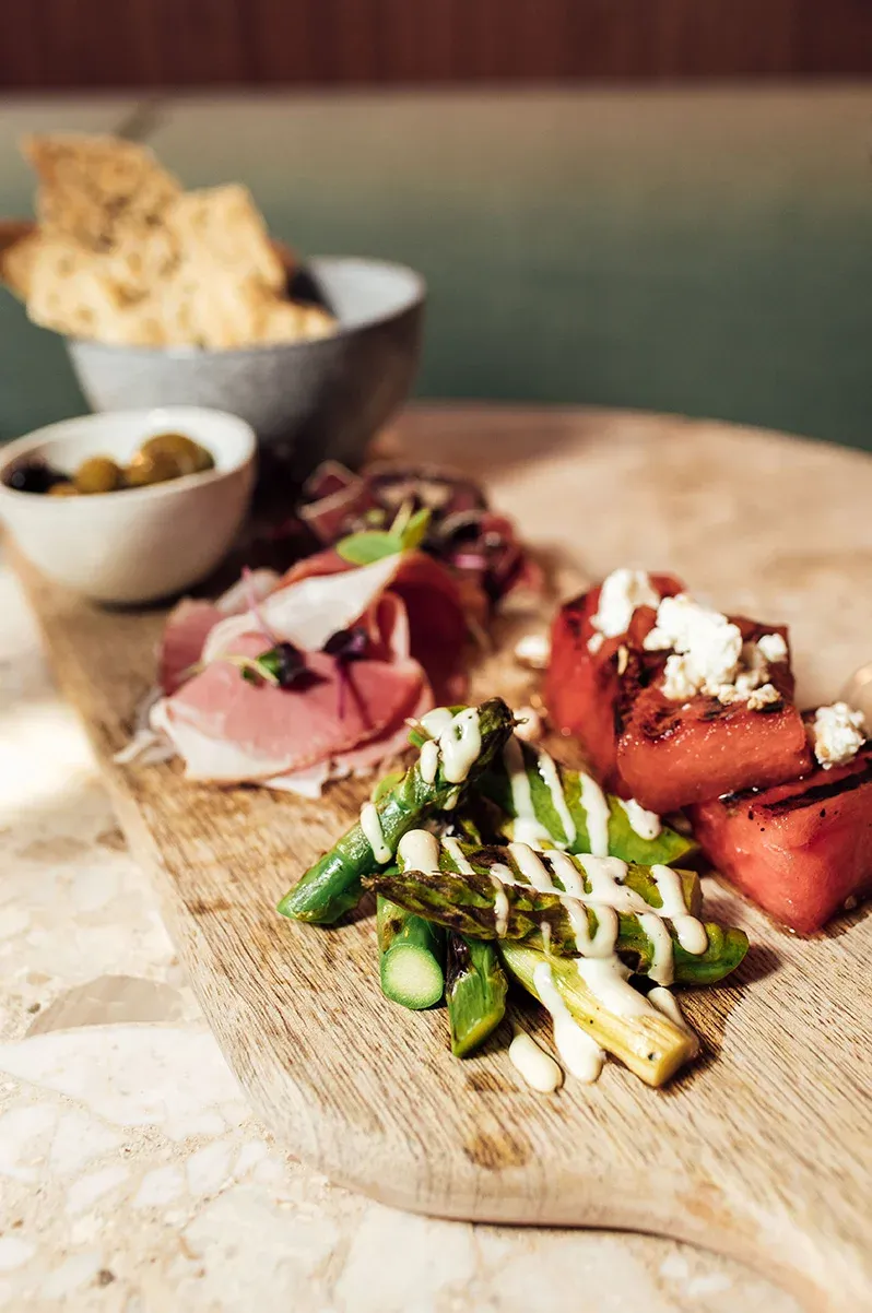 开胃菜：在夏日气息中，享受新鲜芦笋、蜜瓜和火腿的多样美食。