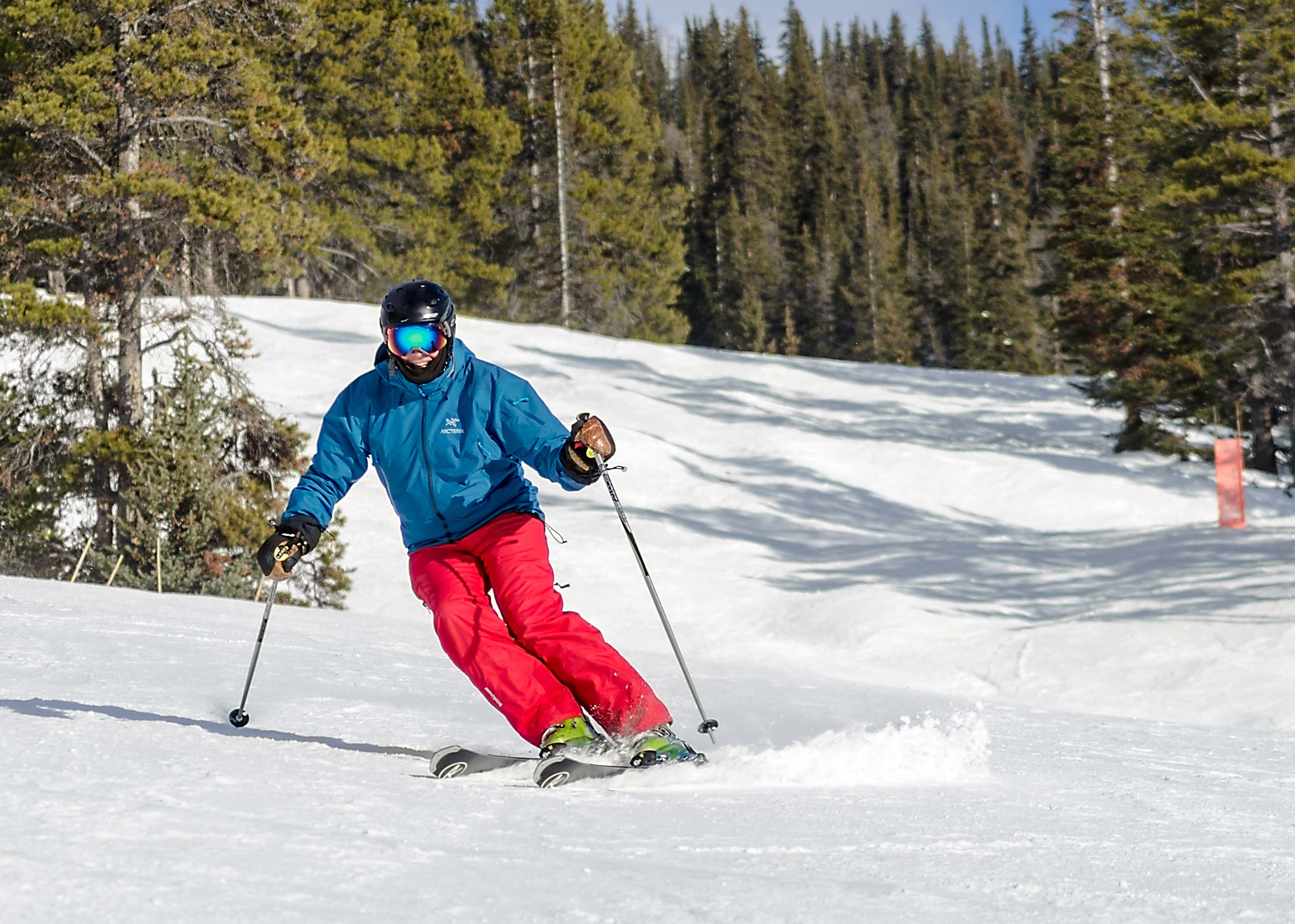 Pemain ski di lintasan dalam pelajaran ski dengan perlengkapan ski di pemandangan musim dingin yang menakjubkan.