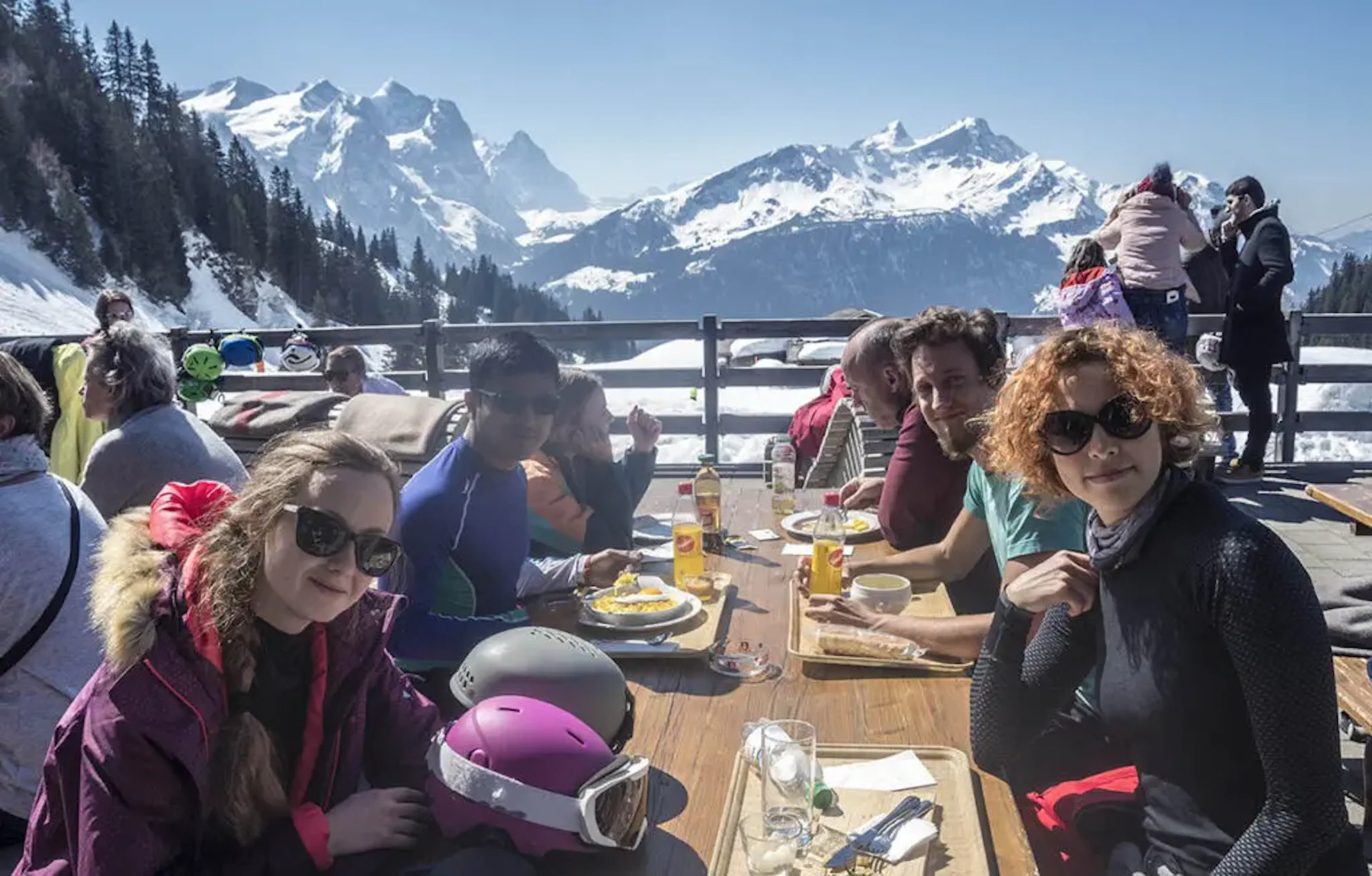 Skischool: Geniet van de dag met vrienden met een lekkere maaltijd in de bergen in de winter.