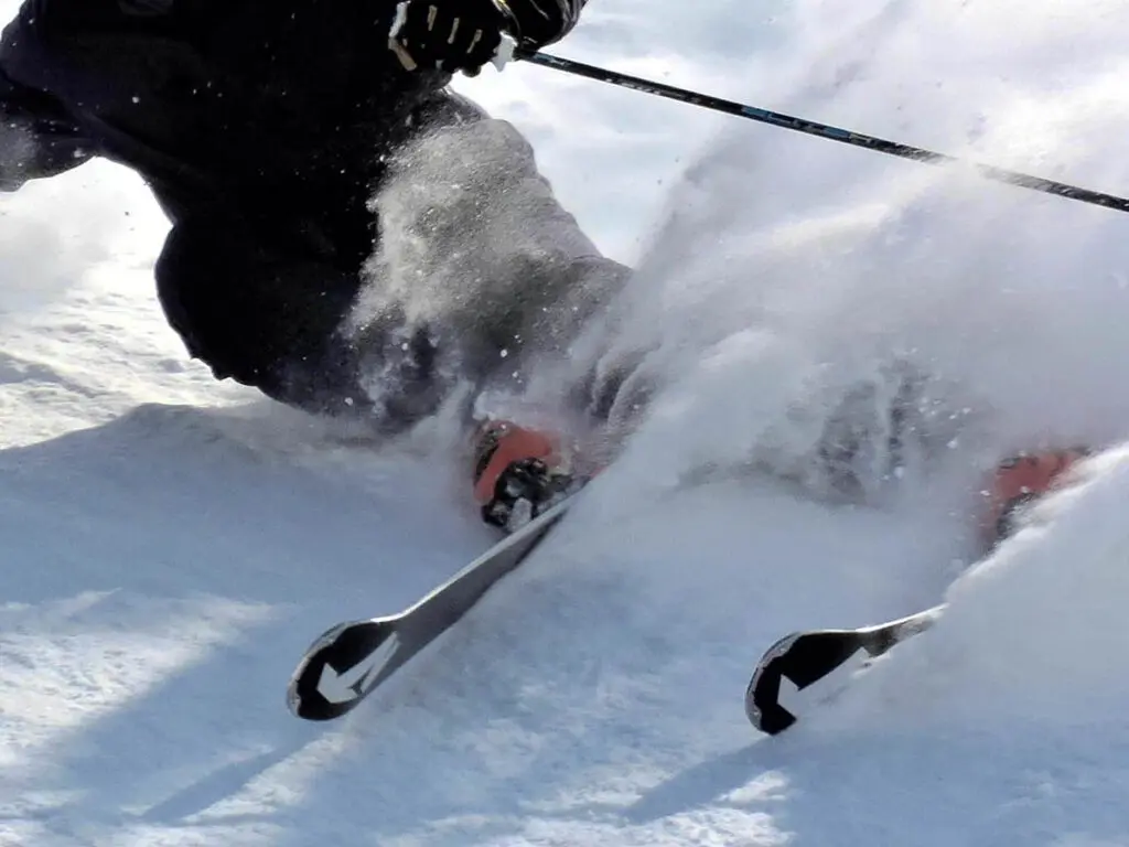 Ski school: Skiing in the snow with descents and professional instructors.