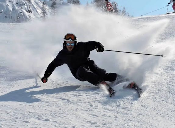 École de ski Rigi : skier dans le paysage hivernal de Rigi avec une équipe professionnelle.