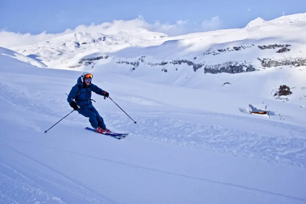 Ski school: Ski lessons in a snowy landscape, ideal for beginners and families.