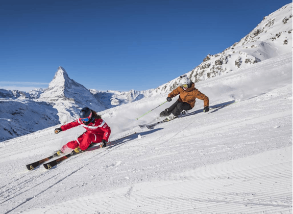 Curso de esquí en Zermatt, dos esquiadores en una pista nevada