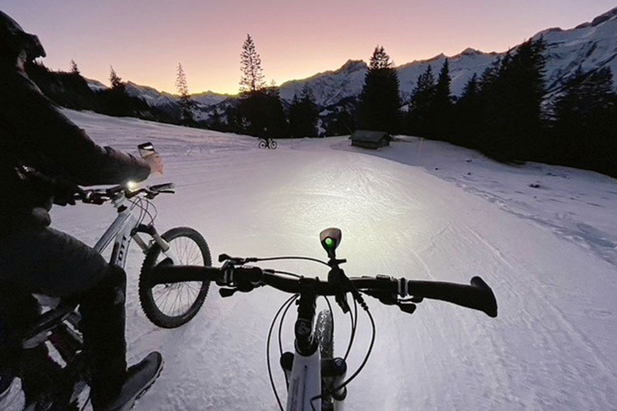 Катание на снегобайке на Эльзигенальпе в горах на закате солнца.