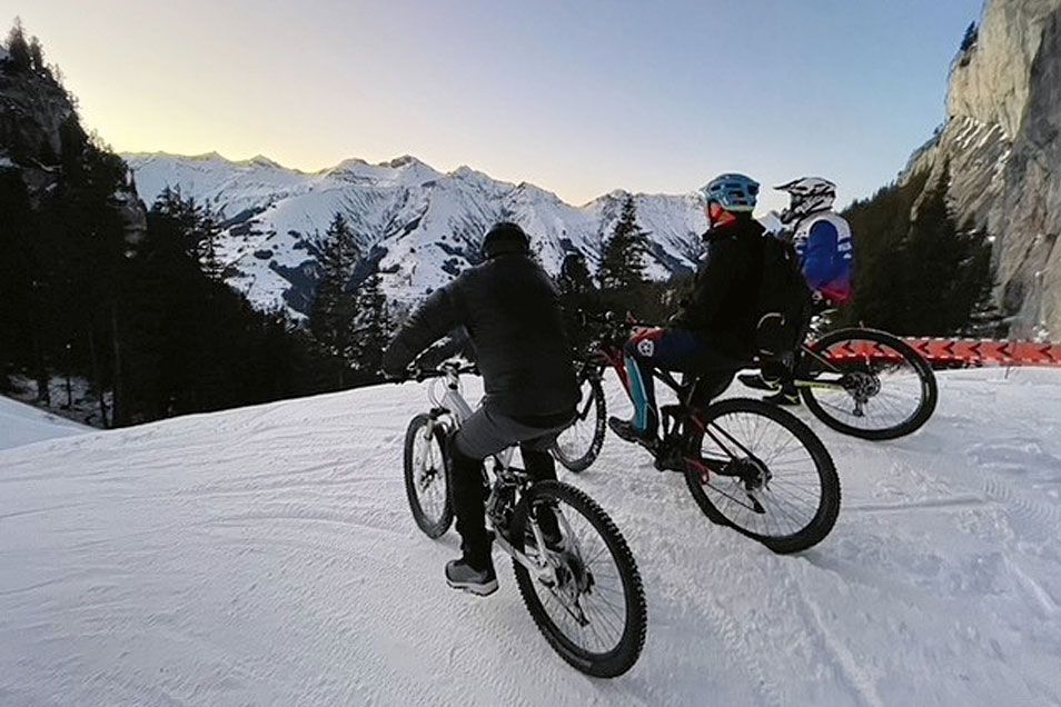 Катание на снегобайках Elsigenalp с велосипедами в зимней местности.