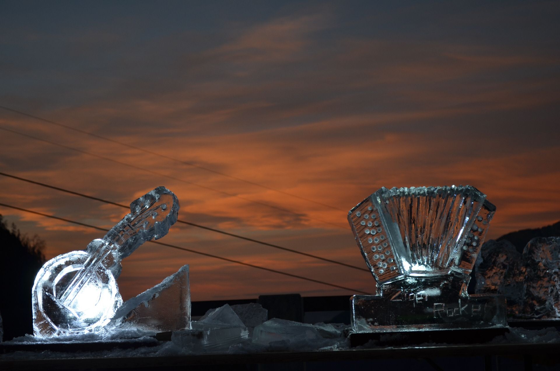 日落时的乐器冰雕
