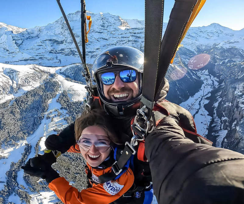 라우터브루넨 스카이 다이빙: 여름에 스위스 알프스 위에서 자유 낙하를 경험하세요.