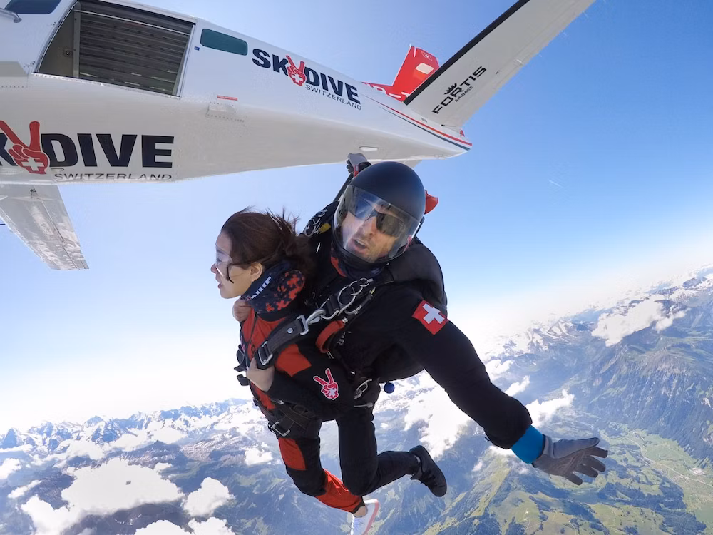 Стрибок з парашутом у Райхенбаху: відчуй вільне падіння над величними Альпами