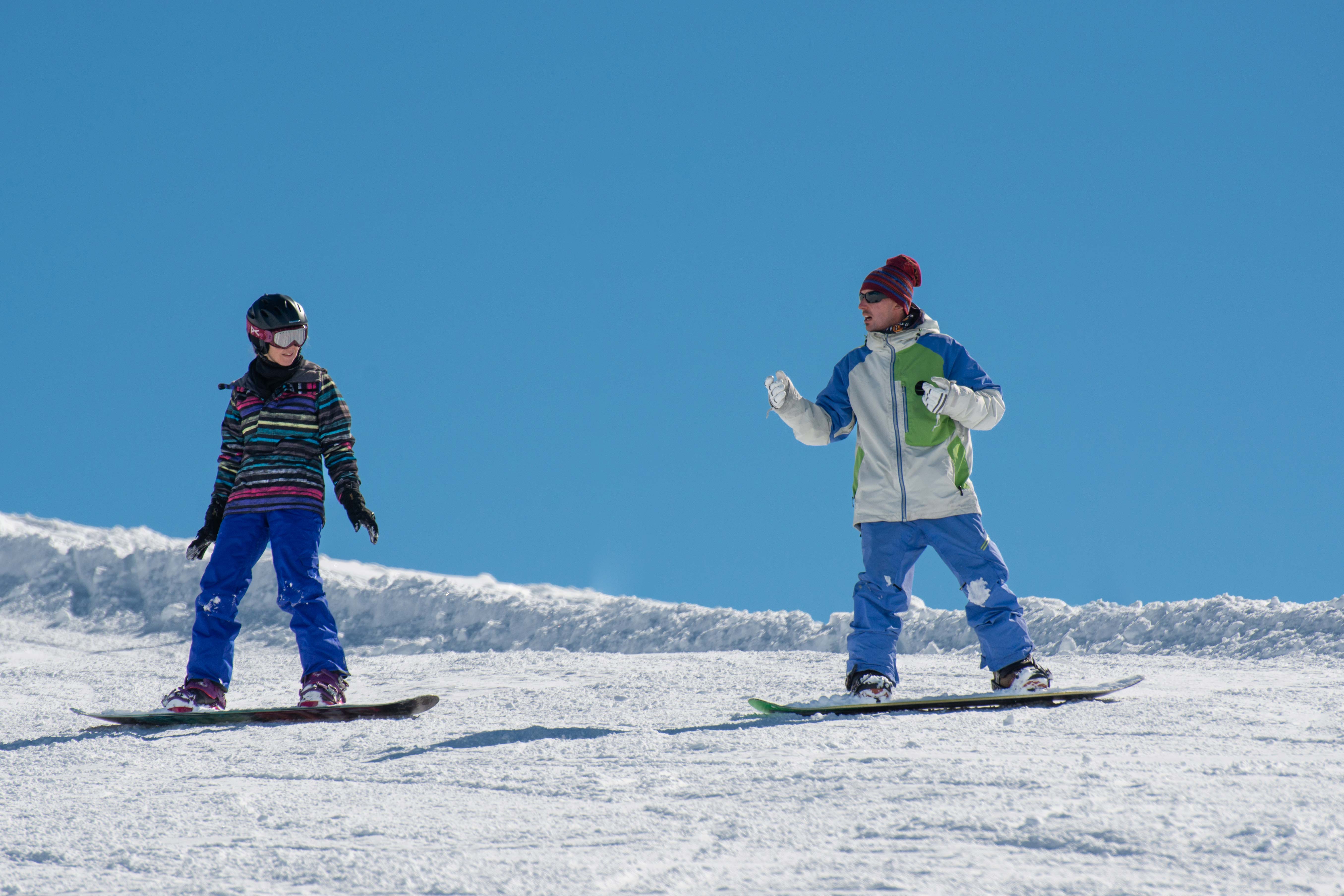 Kurs Snowboard di Corso Dasar bersama anak-anak di lintasan gunung.