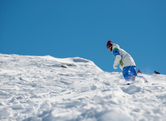 freeride snowboard : Vis les hivers en snowboard dans des domaines enneigés de rêve.