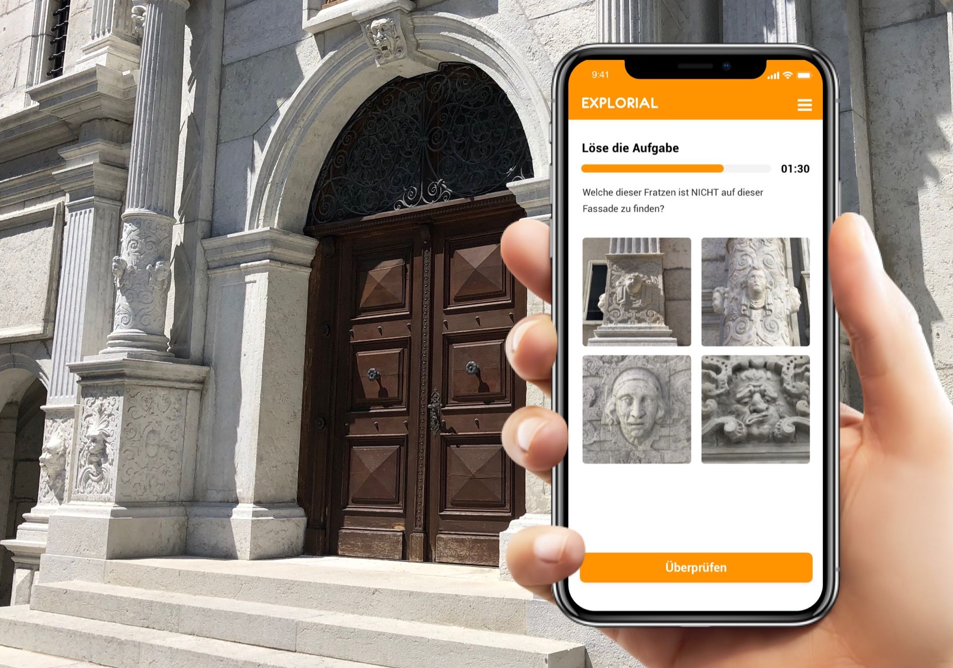 スマホでの宝探し: スマホを使って面白い街歩きでファサードの詳細を発見しよう。